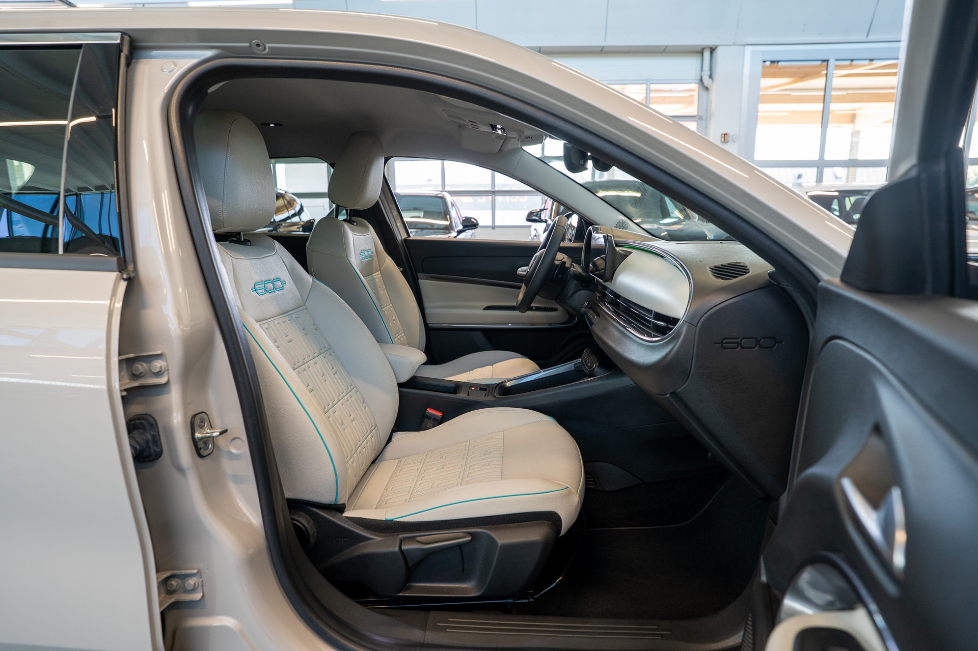 FIAT 600 1.2 Hybrid La Prima / Grigio Cappuccino / Ledersitze / Navi-image-16