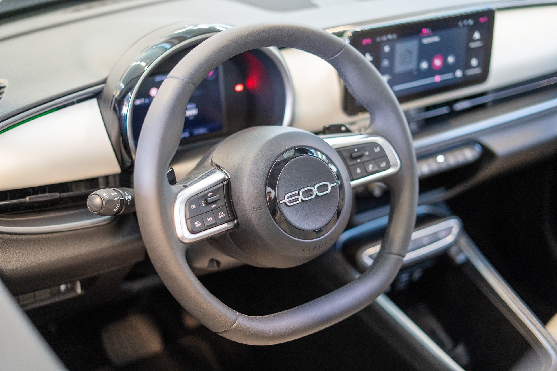 FIAT 600 1.2 Hybrid La Prima / Grigio Cappuccino / Ledersitze / Navi-image-9