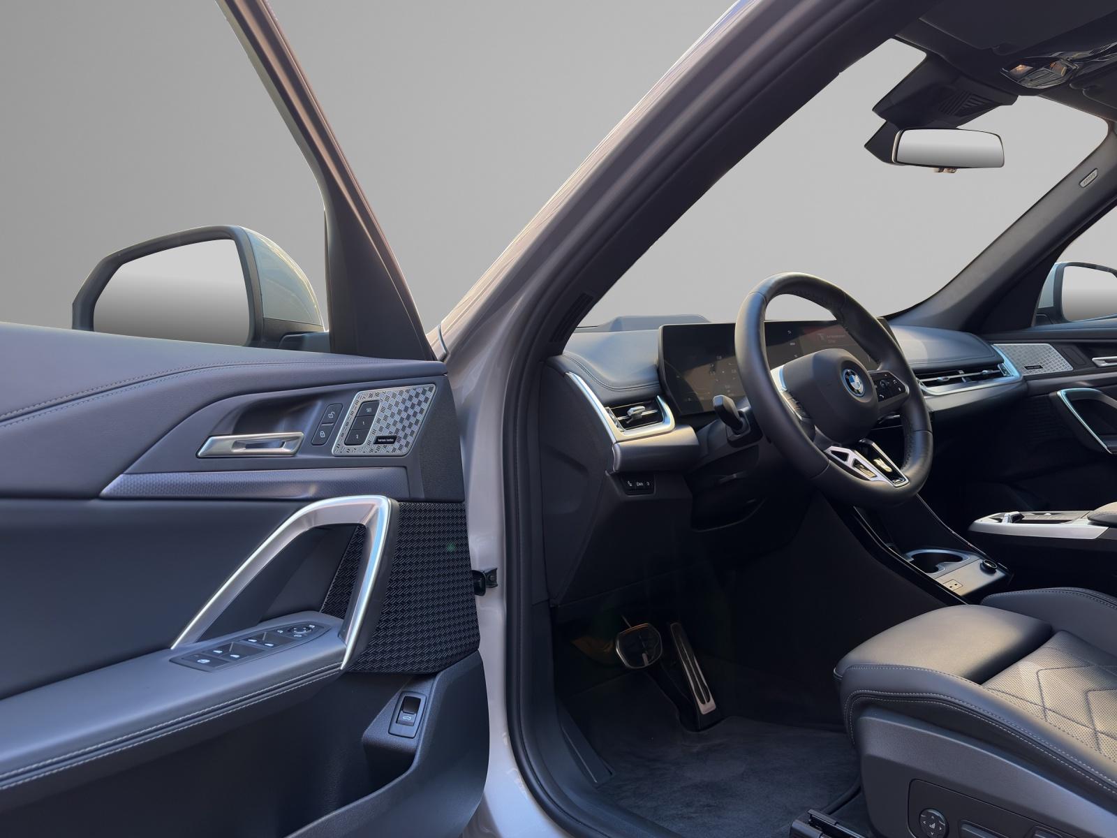 BMW iX1 30 xDrive-image-5