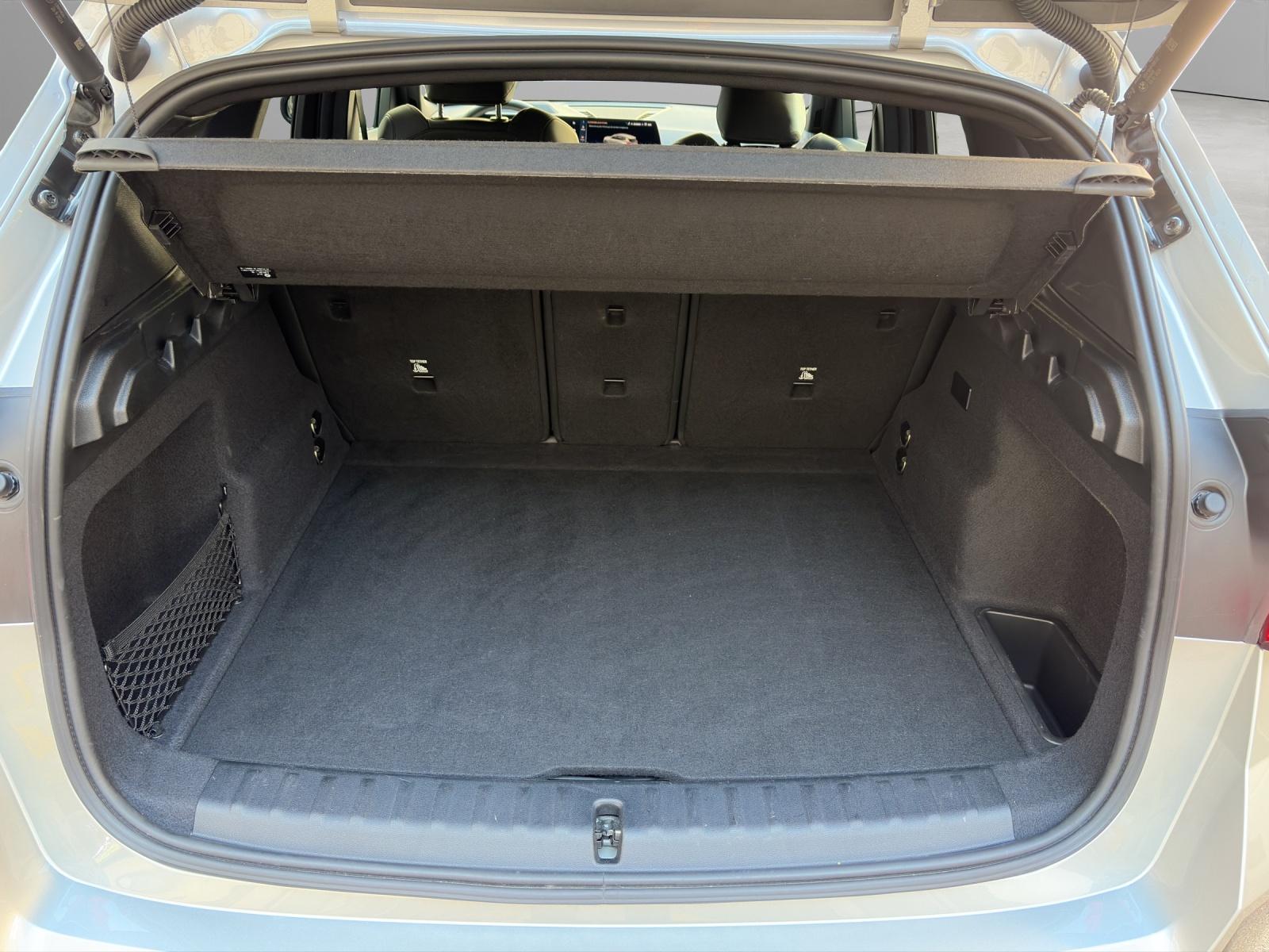 BMW iX1 30 xDrive-image-16