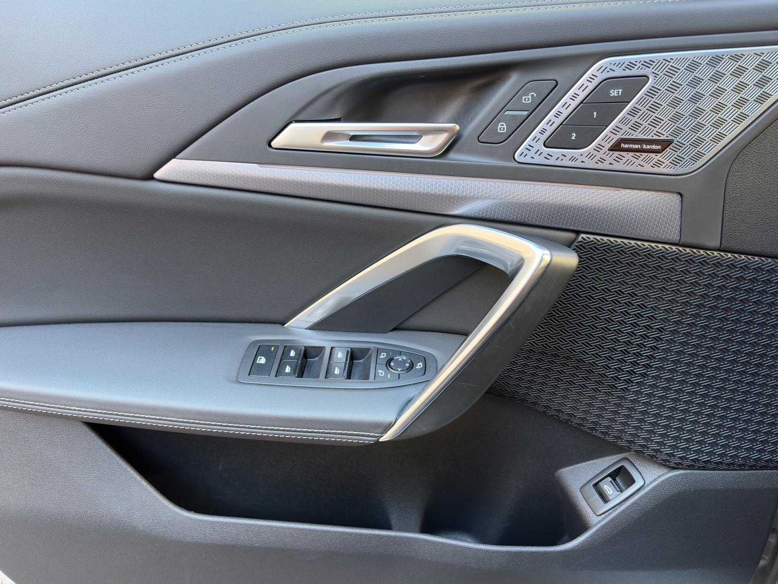BMW iX1 30 xDrive-image-8
