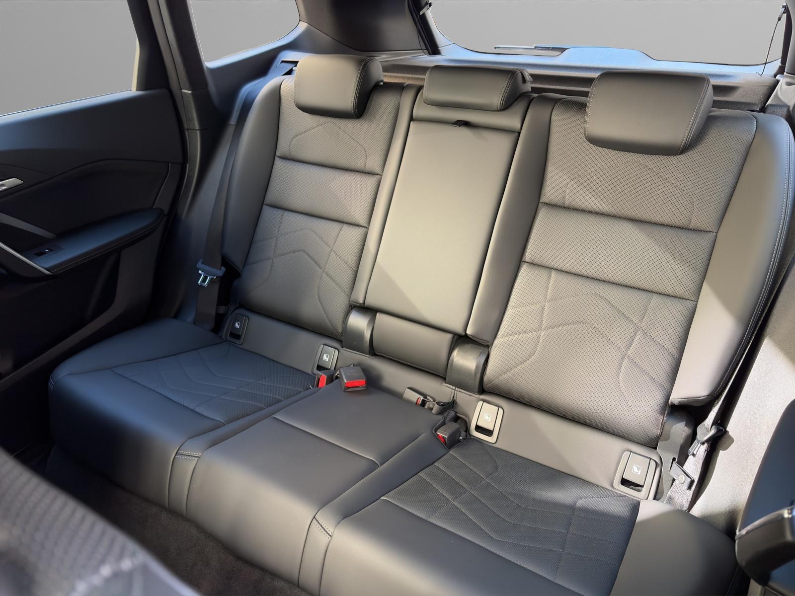 BMW iX1 30 xDrive-image-9