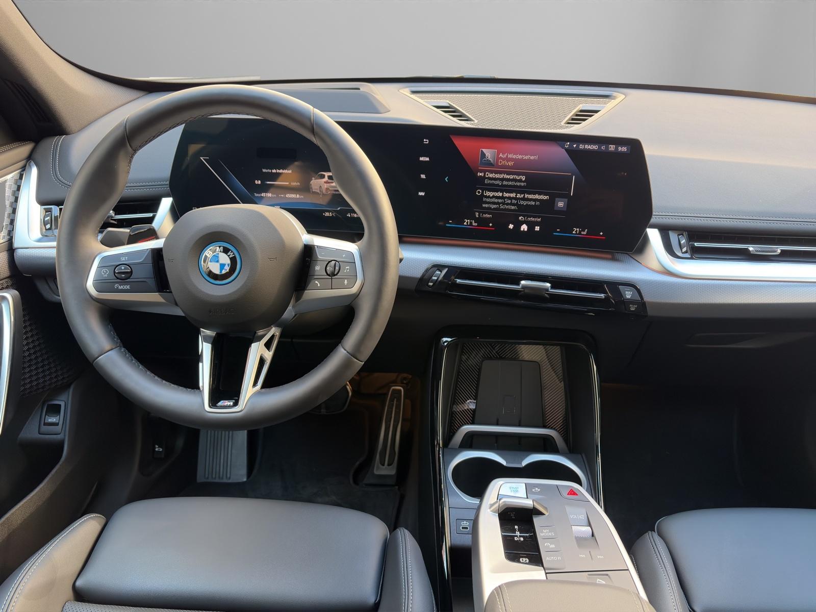 BMW iX1 30 xDrive-image-10