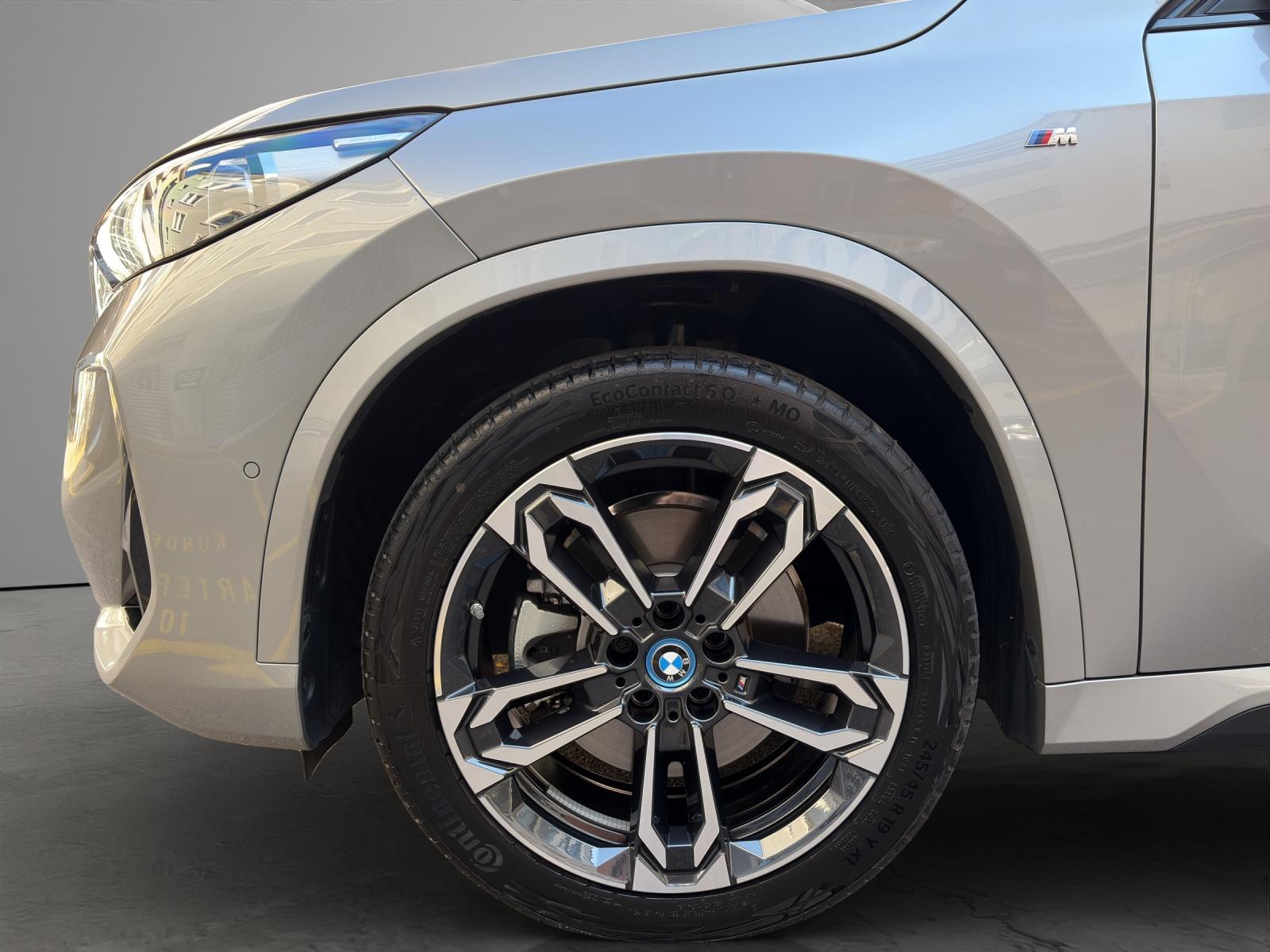 BMW iX1 30 xDrive-image-4