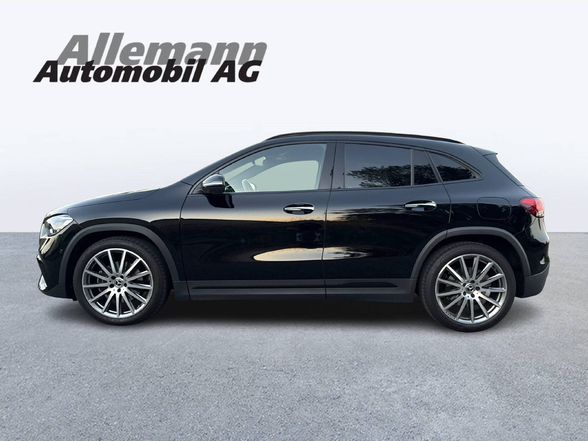 MERCEDES-BENZ GLA 220 d AMG Line 4matic-image-2