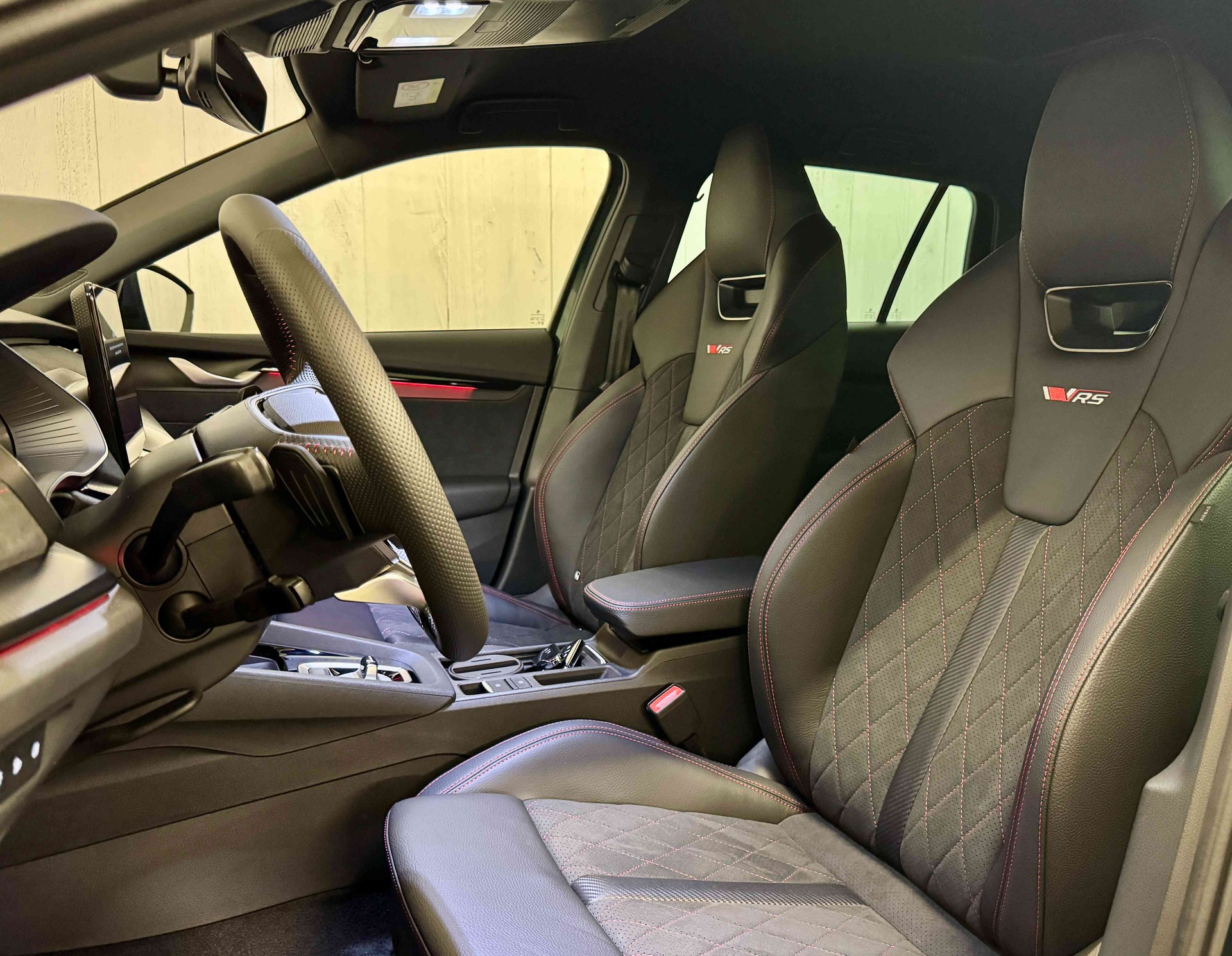 SKODA Octavia Combi 2.0 TSI DSG RS 30 Years Edition-image-8
