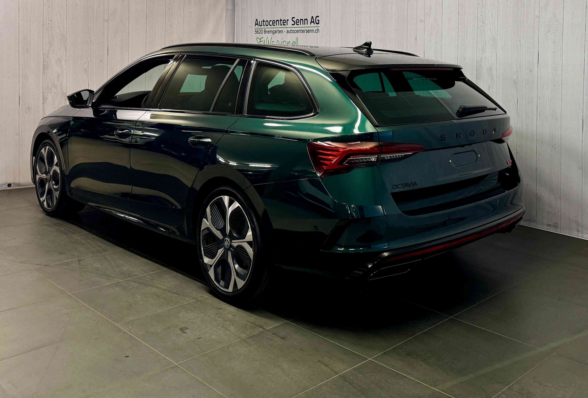 SKODA Octavia Combi 2.0 TSI DSG RS 30 Years Edition-showroom-element-3