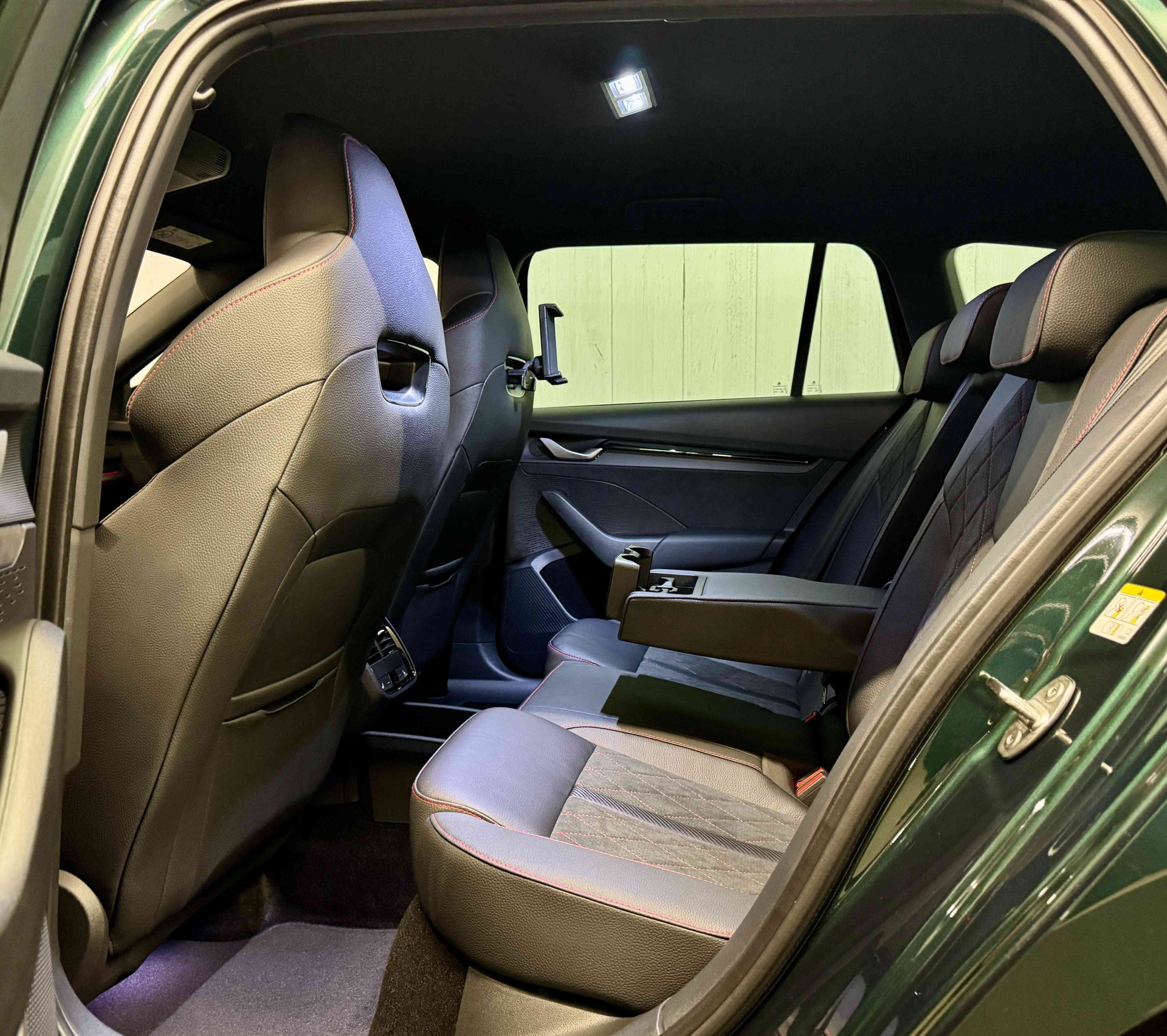 SKODA Octavia Combi 2.0 TSI DSG RS 30 Years Edition-image-6