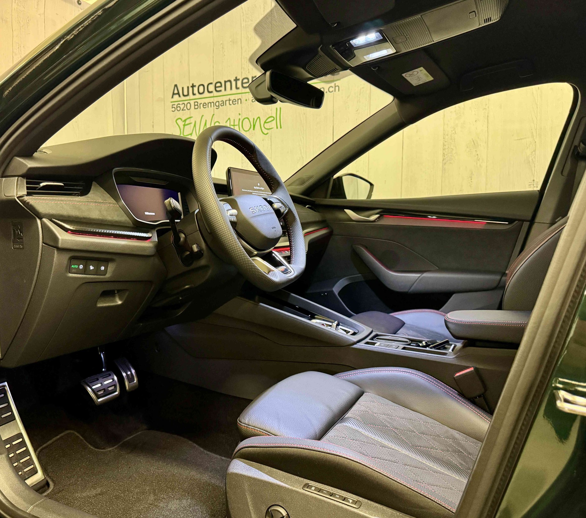 SKODA Octavia Combi 2.0 TSI DSG RS 30 Years Edition-image-7