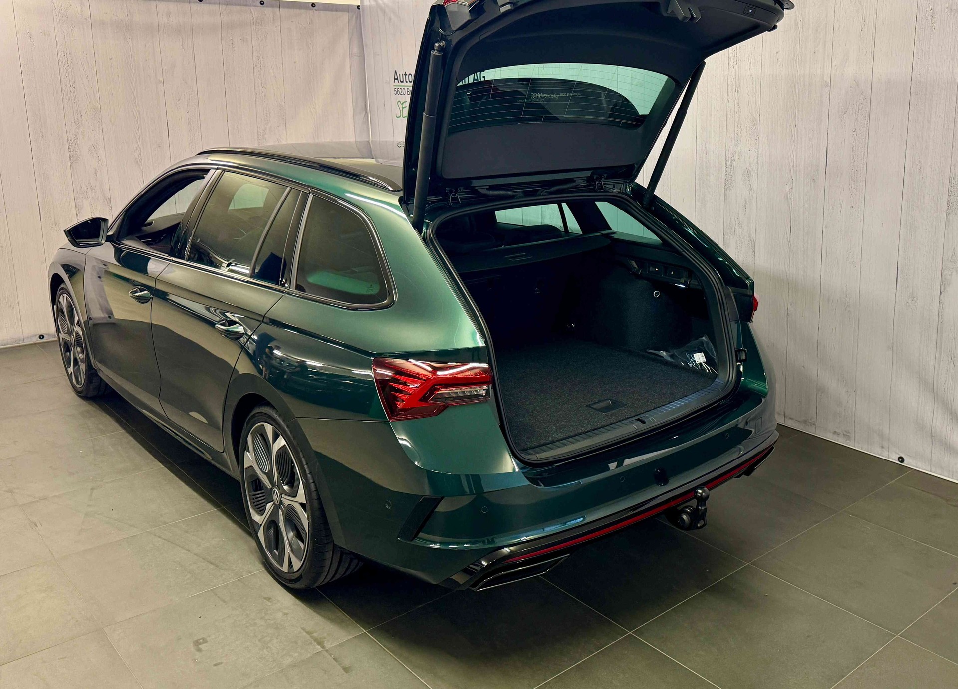 SKODA Octavia Combi 2.0 TSI DSG RS 30 Years Edition-image-16