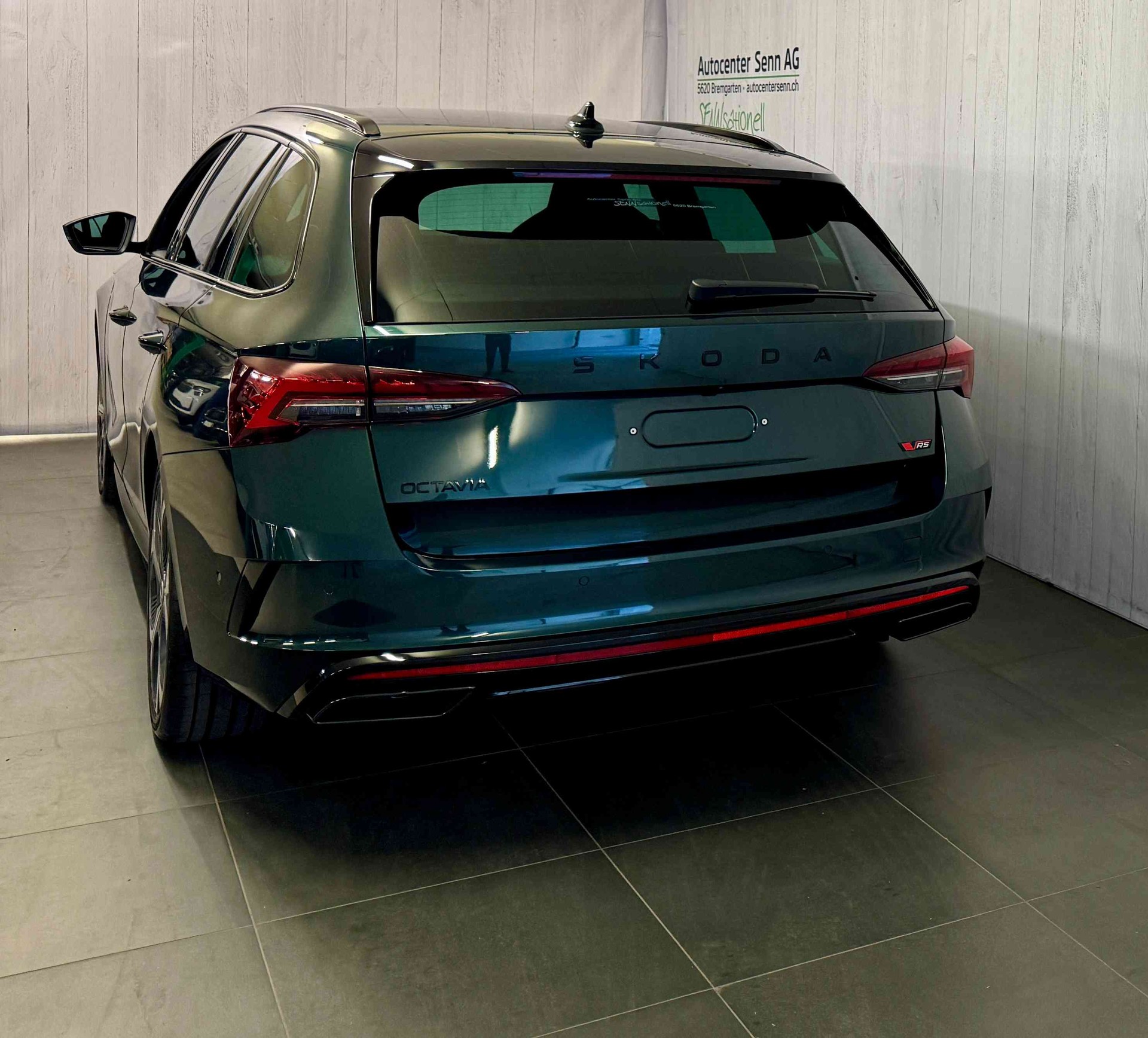 SKODA Octavia Combi 2.0 TSI DSG RS 30 Years Edition-image-4