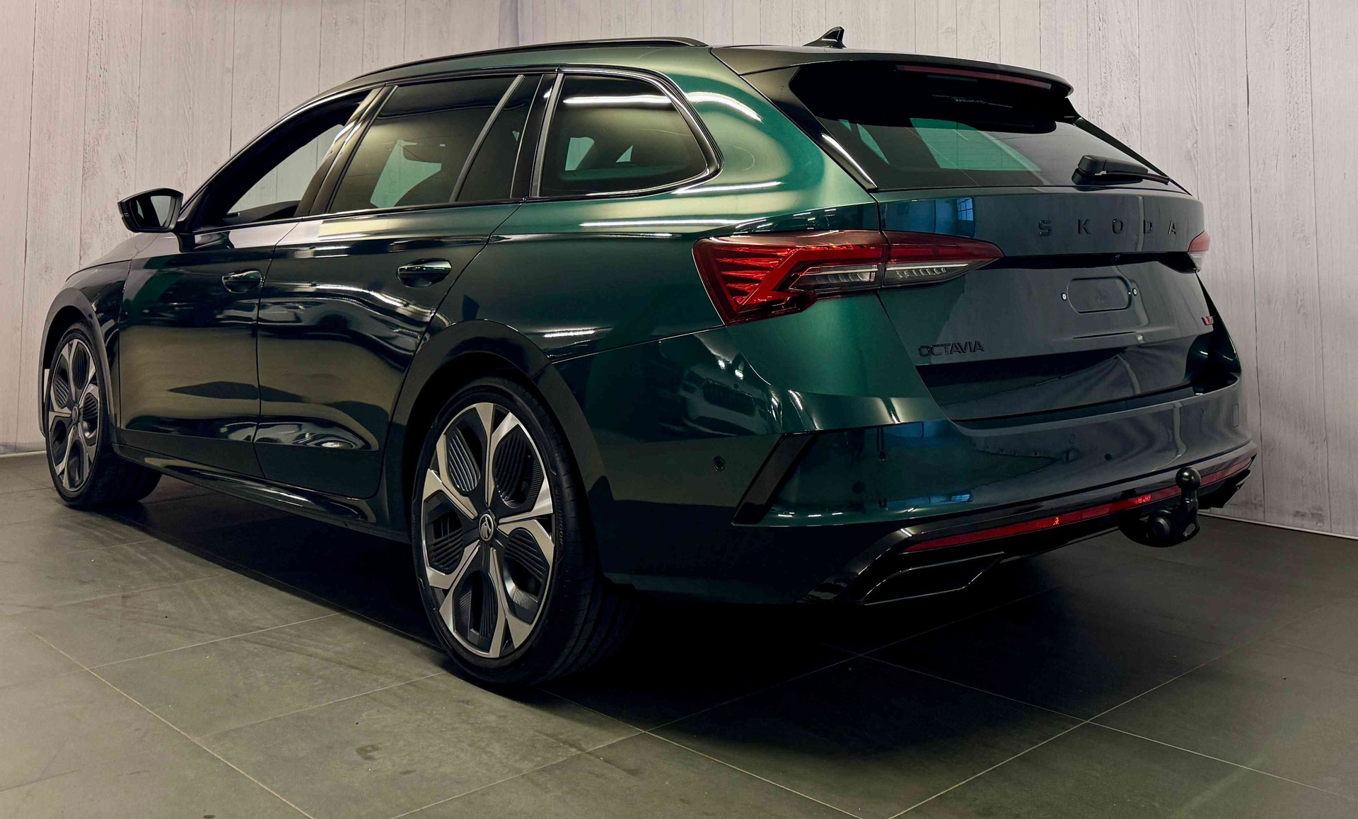 SKODA Octavia Combi 2.0 TSI DSG RS 30 Years Edition-image-5