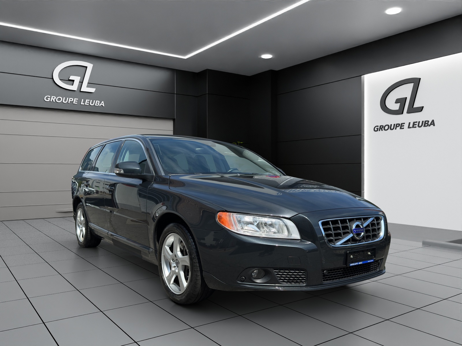 VOLVO V70 2.0T Momentum-image-0