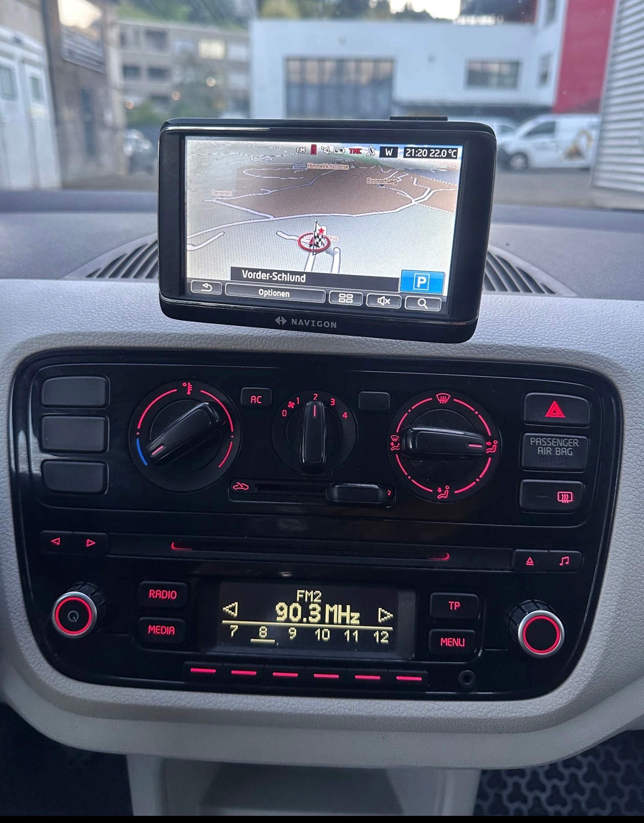 VW Up 1.0 move up, Navigation, Bluetooth, 8 Fach Komplett Räder, Frisch ab MFK 14.4.2026-image-12