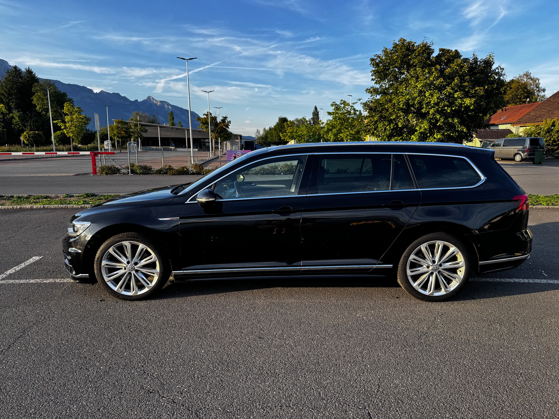 VW Passat Variant 2.0 TDI 240 BMT Highl. DSG 4Motion (Kombi)-image-0