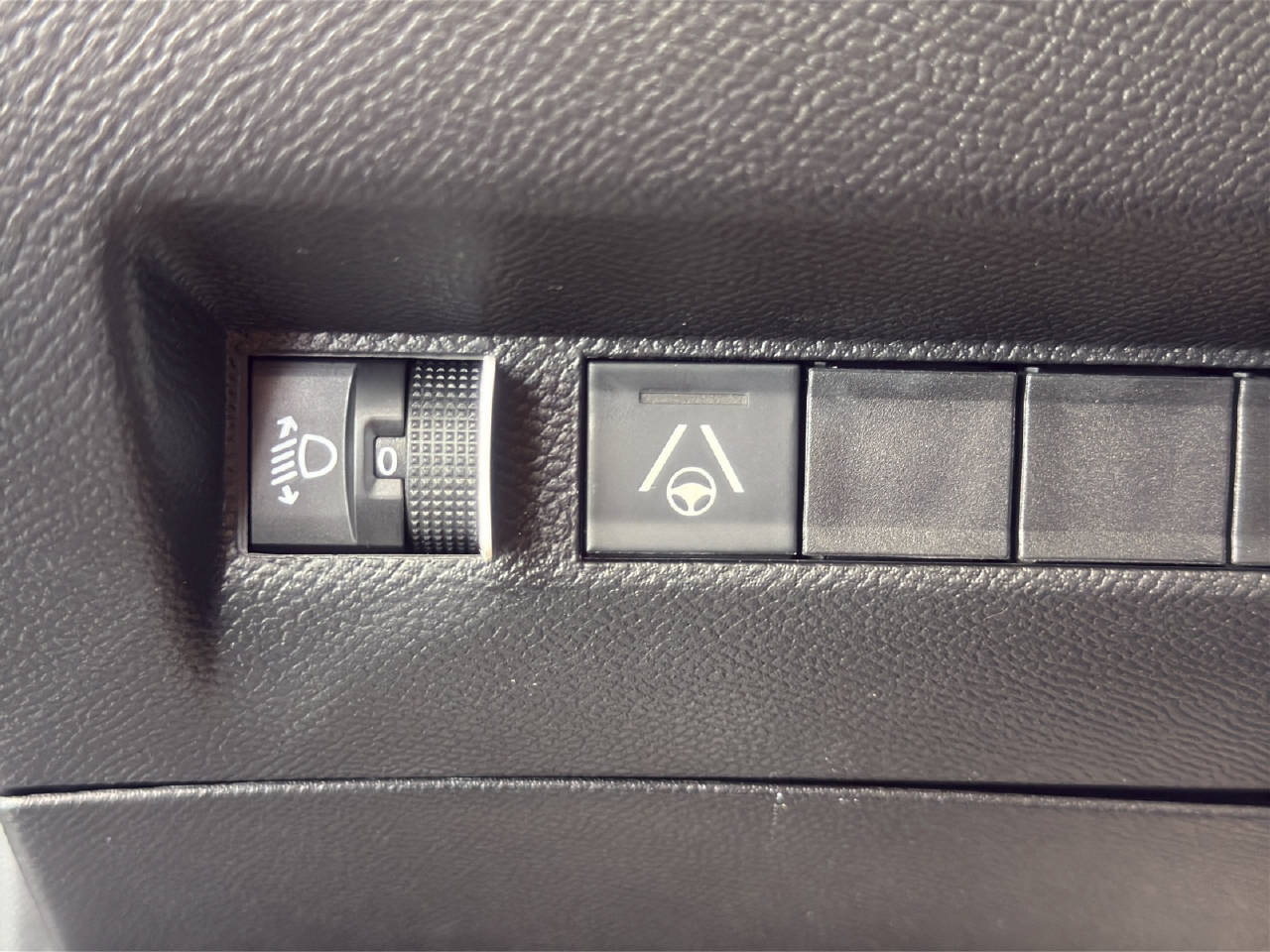 PEUGEOT 208 1.2 Hybrid 110 PS ALLURE PREMIUM AUTOMAT-image-16