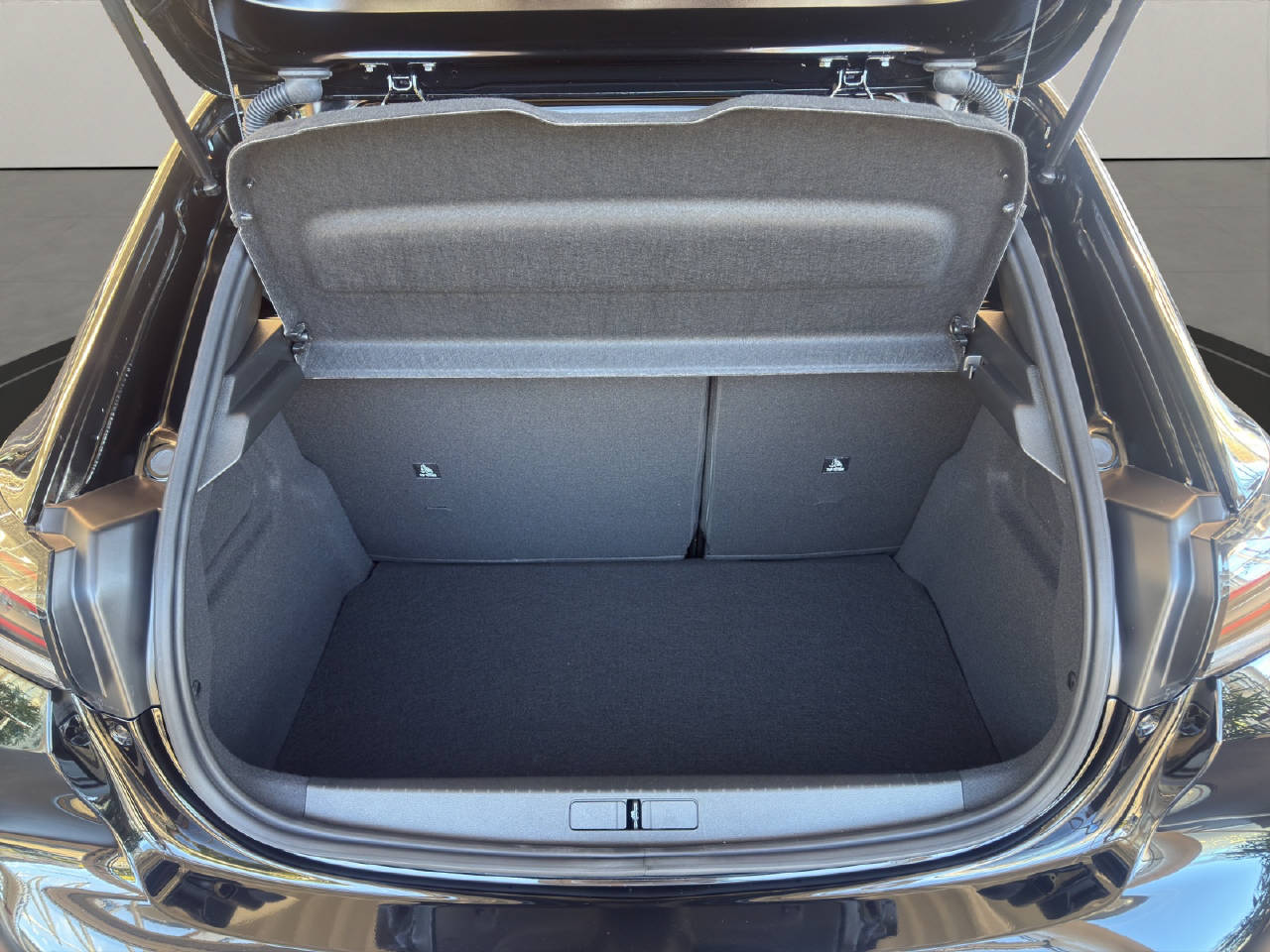 PEUGEOT 208 1.2 Hybrid 110 PS ALLURE PREMIUM AUTOMAT-image-17