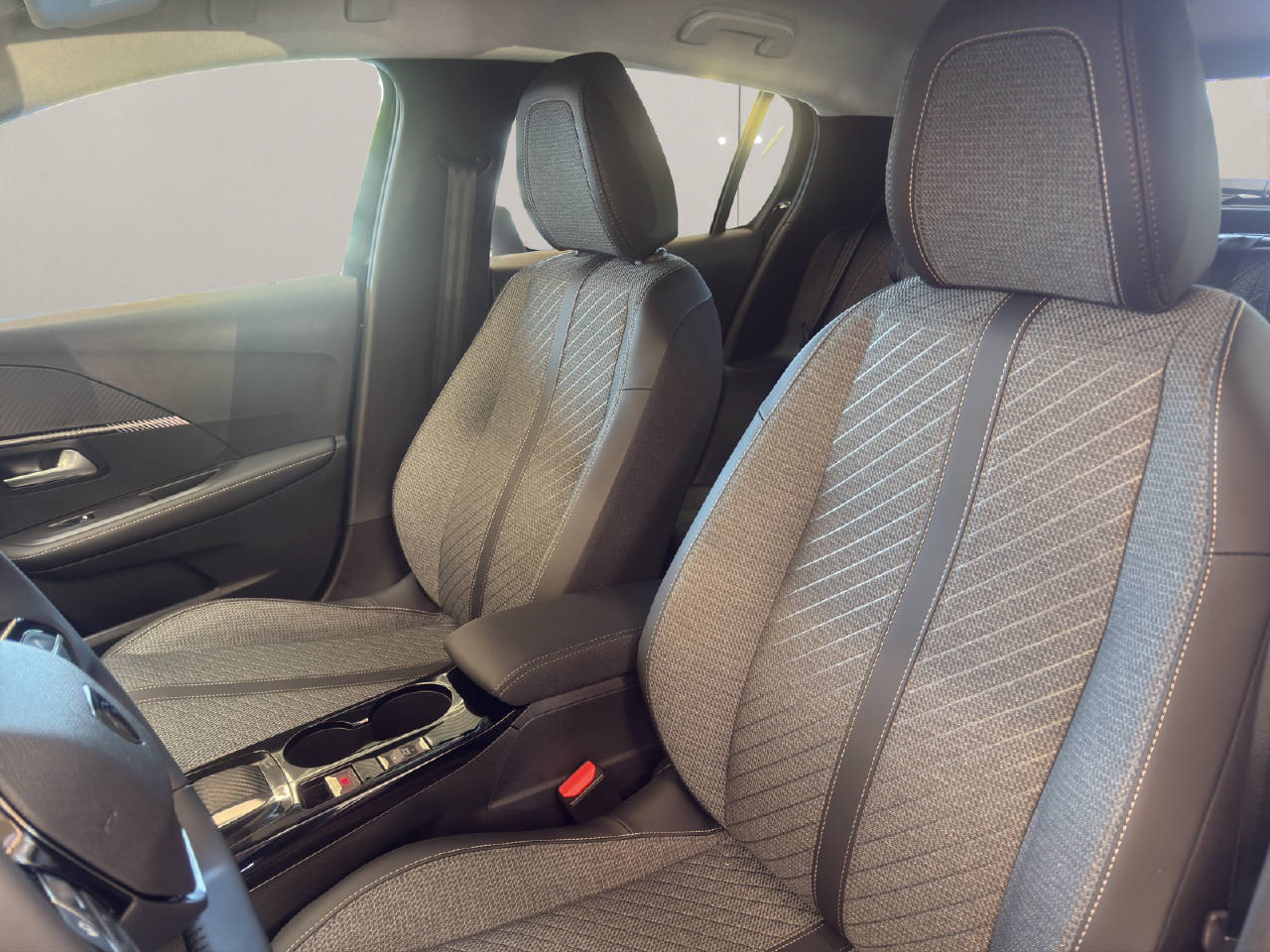 PEUGEOT 208 1.2 Hybrid 110 PS ALLURE PREMIUM AUTOMAT-image-5