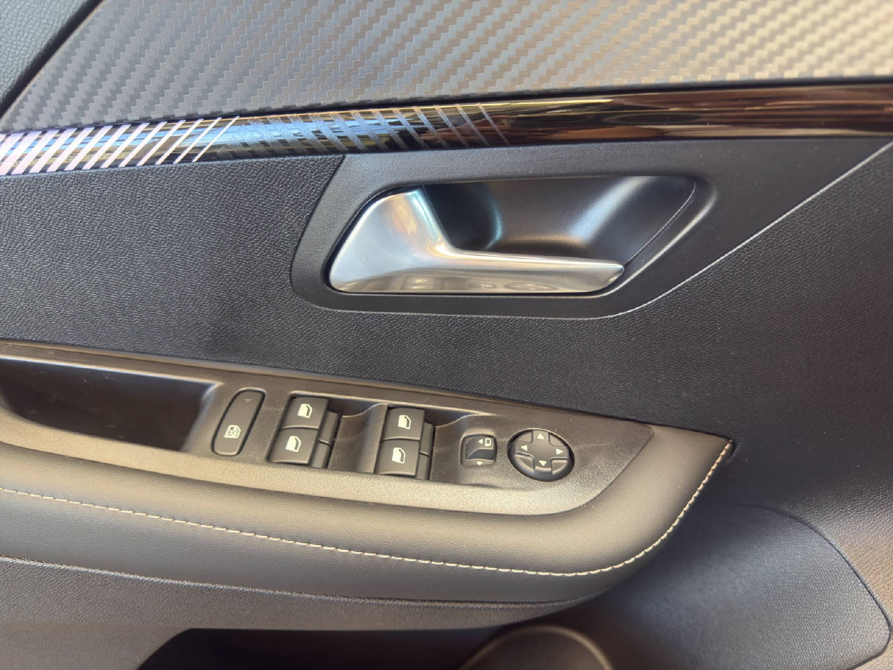 PEUGEOT 208 1.2 Hybrid 110 PS ALLURE PREMIUM AUTOMAT-image-15