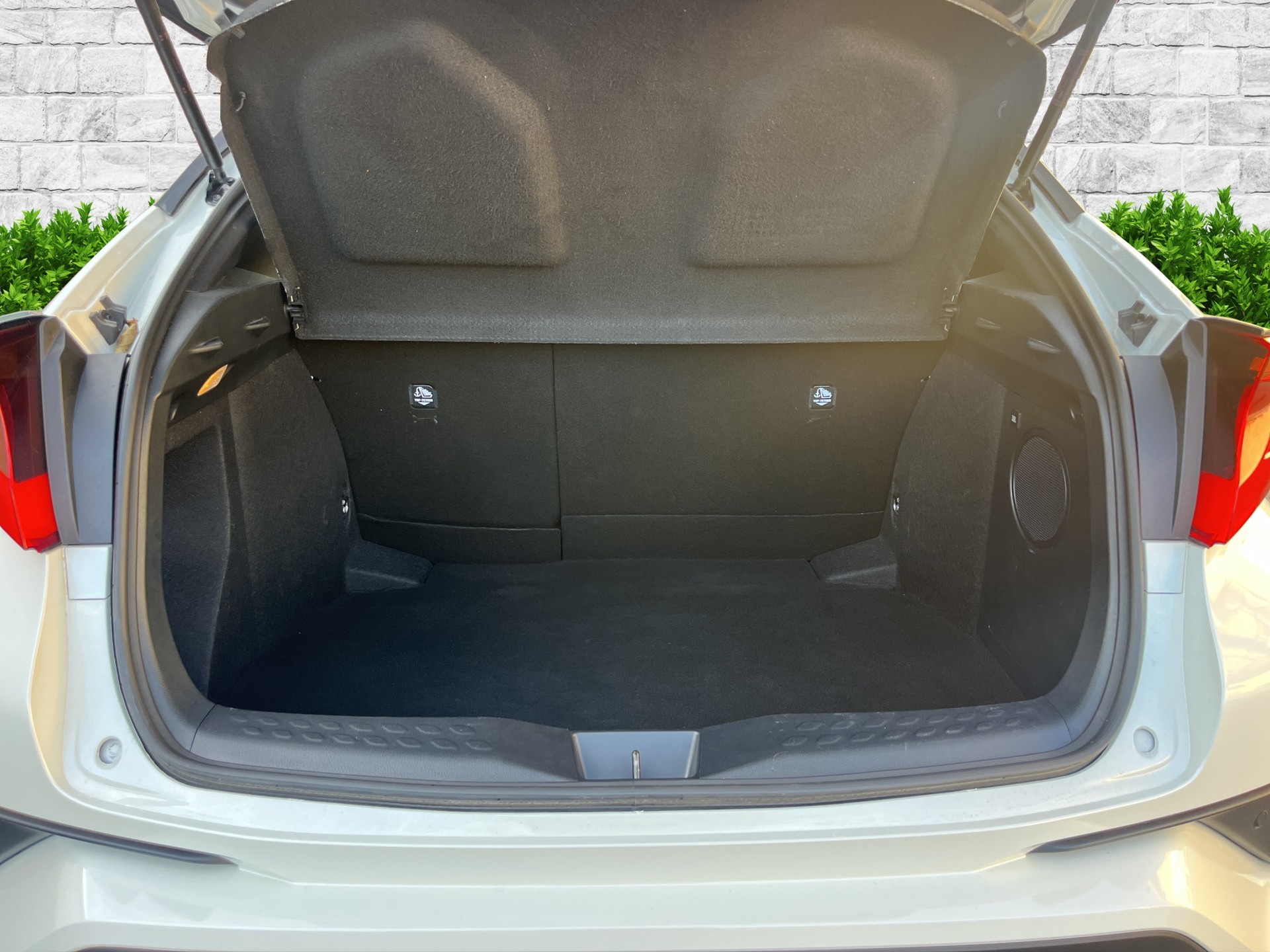 TOYOTA C-HR 1.8 HSD CVT Premium-image-17