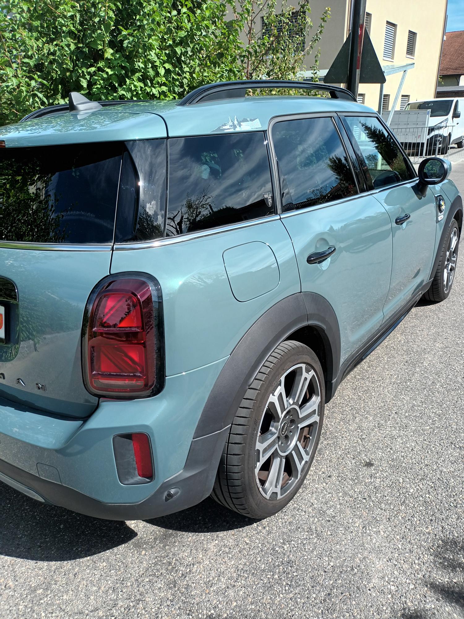 MINI 1.5i Cooper S E ALL4-image-2