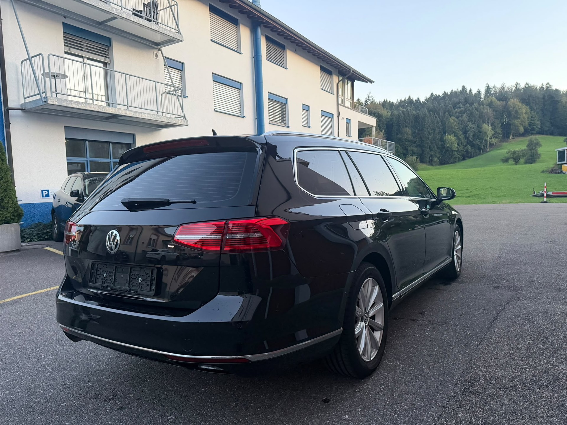 VW Passat Variant 2.0 TDI BMT Highline DSG 4Motion-image-3