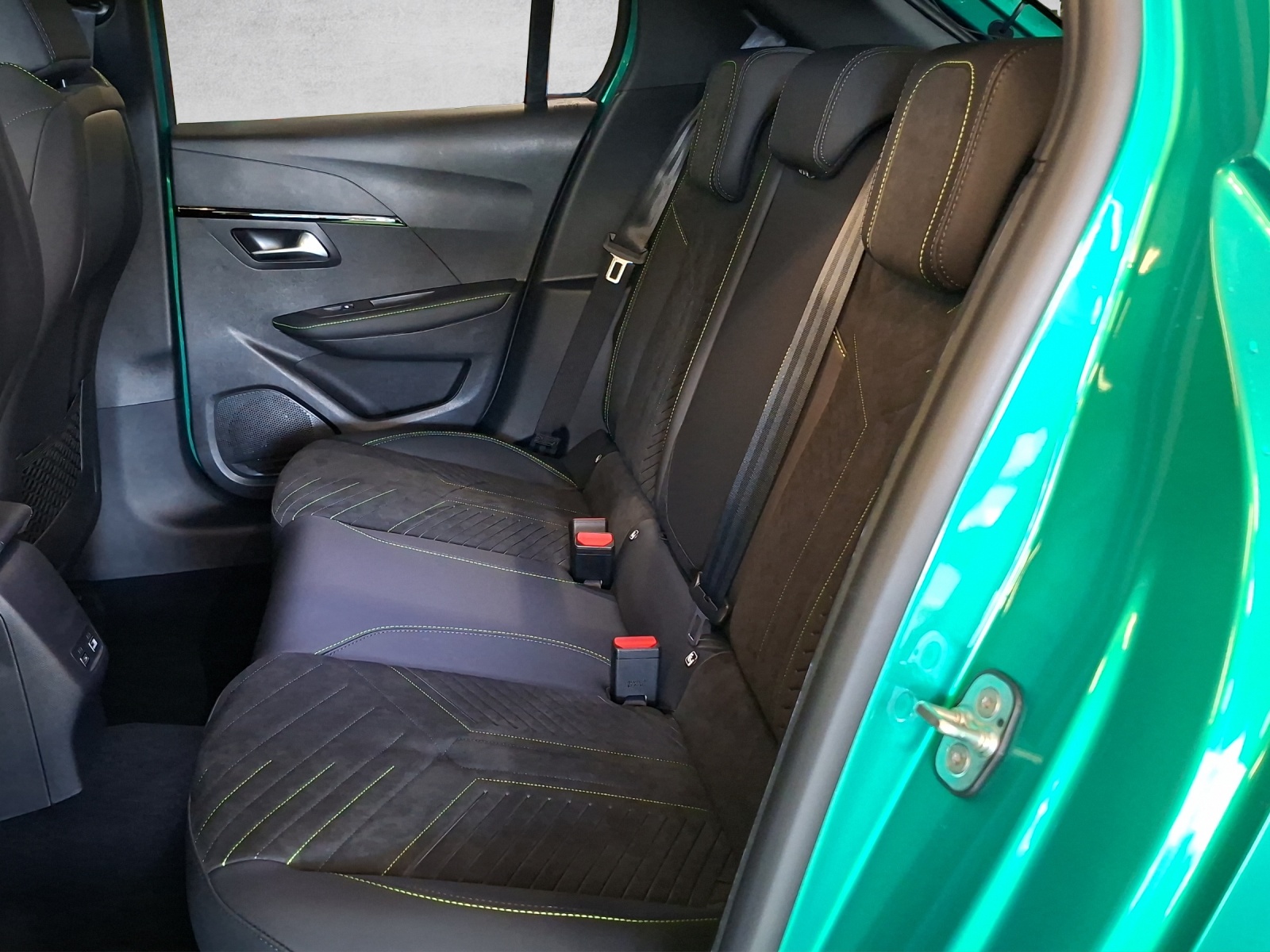 PEUGEOT 208 1.2 Hybrid 145 GT Exclusive-image-13