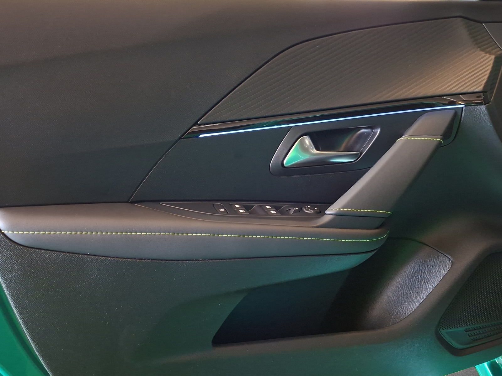 PEUGEOT 208 1.2 Hybrid 145 GT Exclusive-image-12