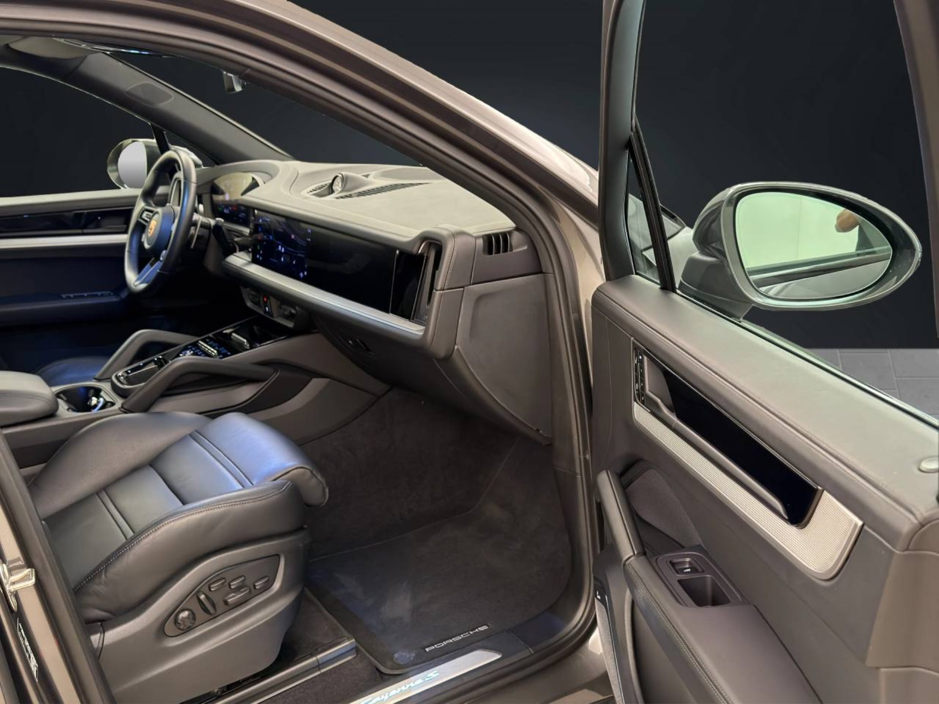 PORSCHE Cayenne S E-Hybrid-image-17