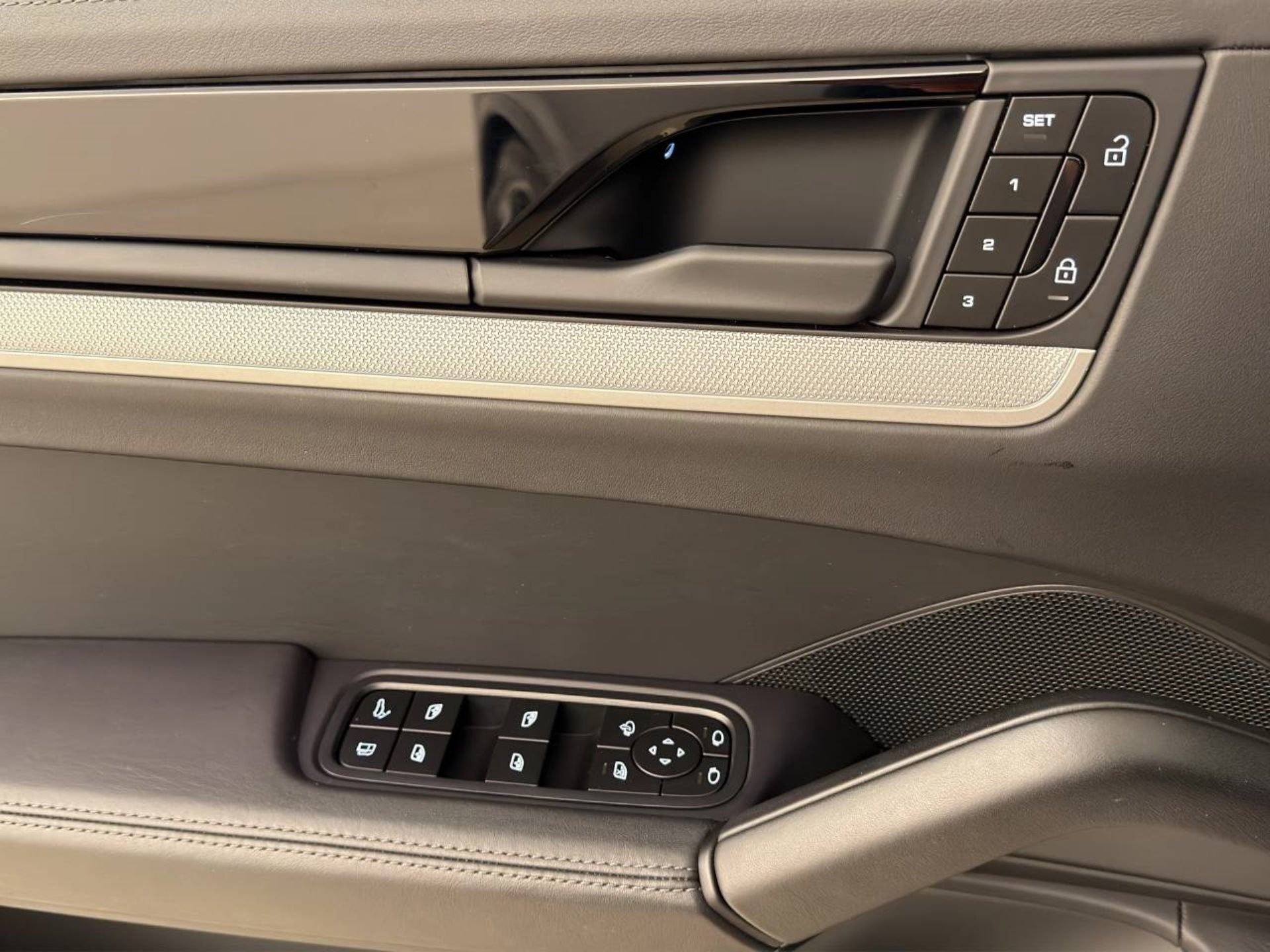 PORSCHE Cayenne S E-Hybrid-image-19