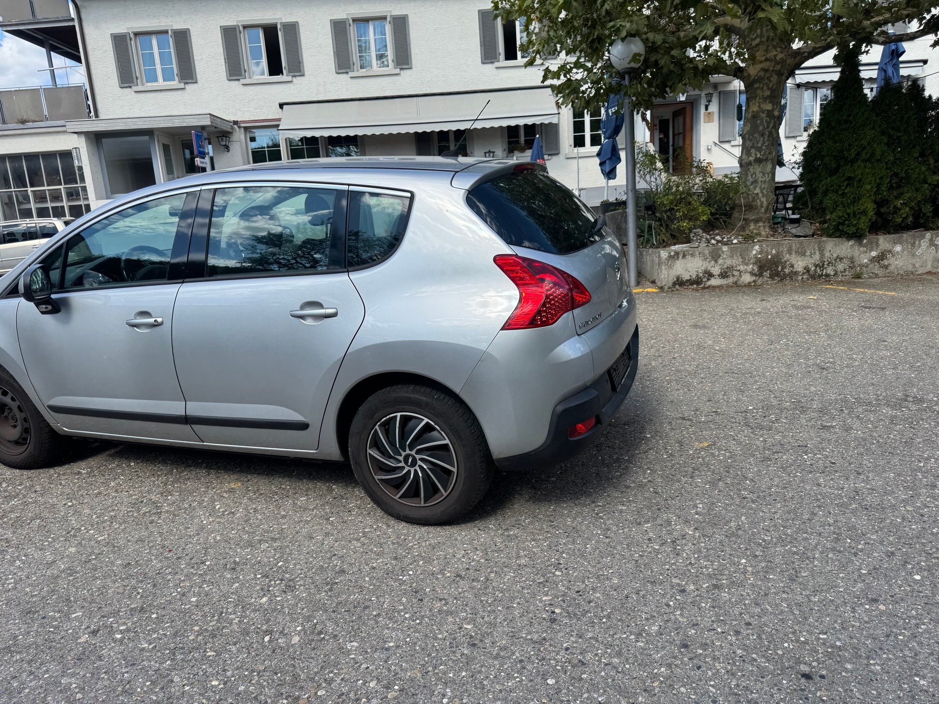 PEUGEOT 3008 1.6 HDI Business EGS6-image-2