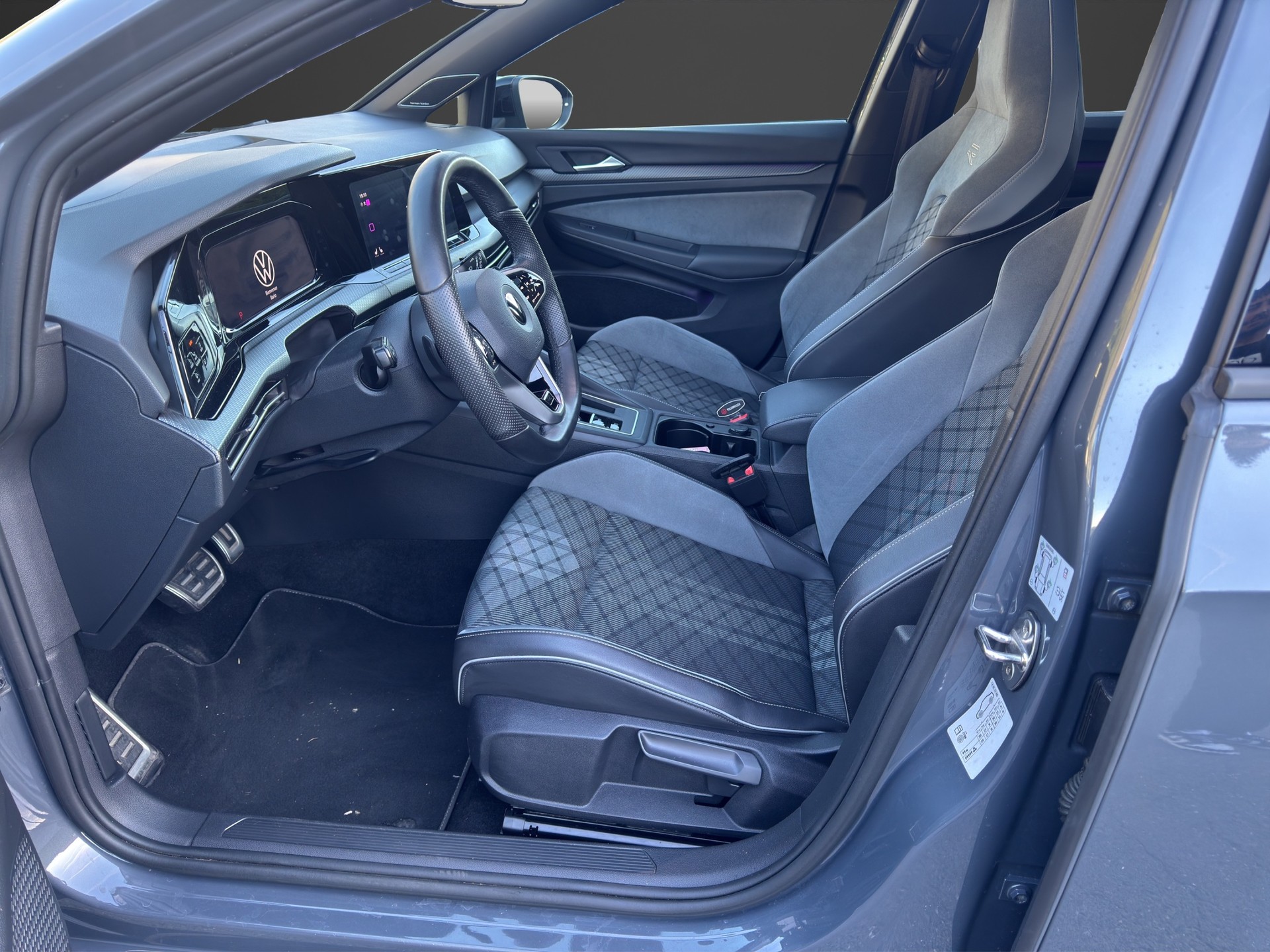 VW Golf 1.5 eTSI mHEV ACT R-Line DSG-image-12