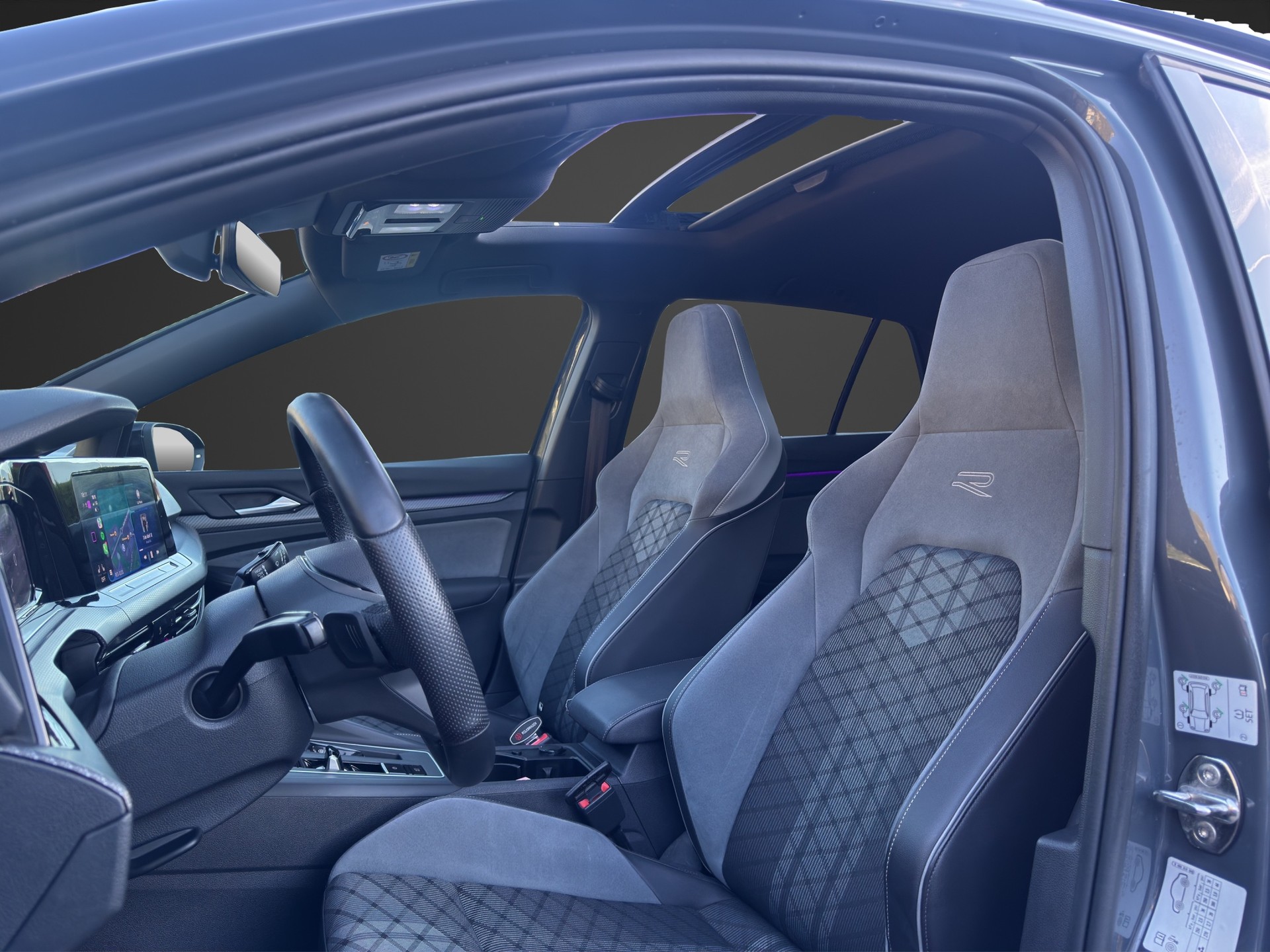 VW Golf 1.5 eTSI mHEV ACT R-Line DSG-image-11