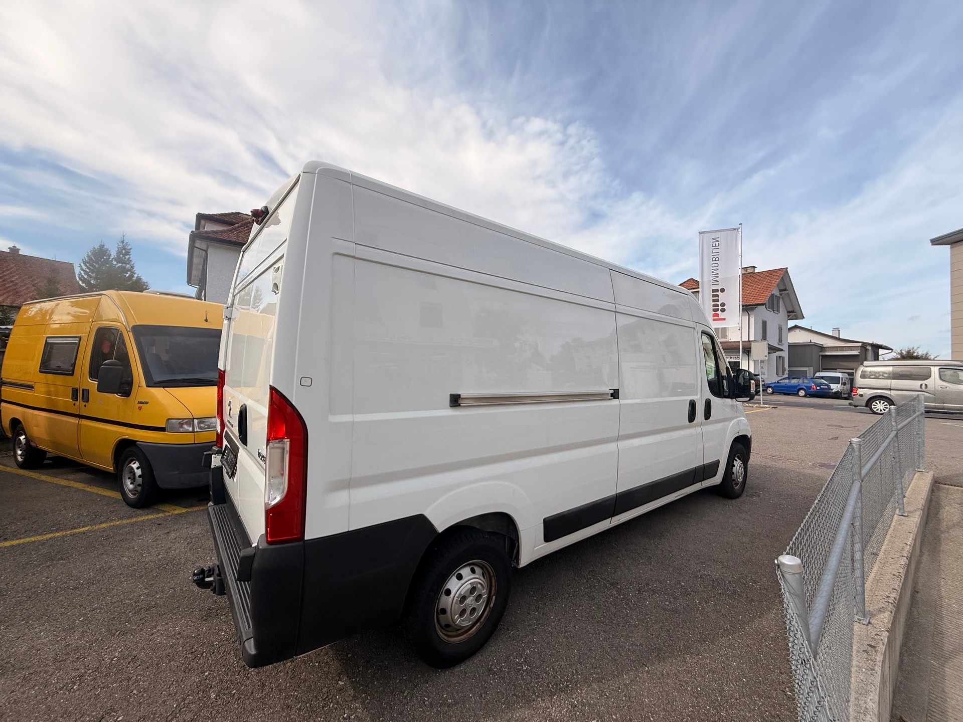 PEUGEOT Boxer 2.2 HDI 335 Pro L2H2-image-1