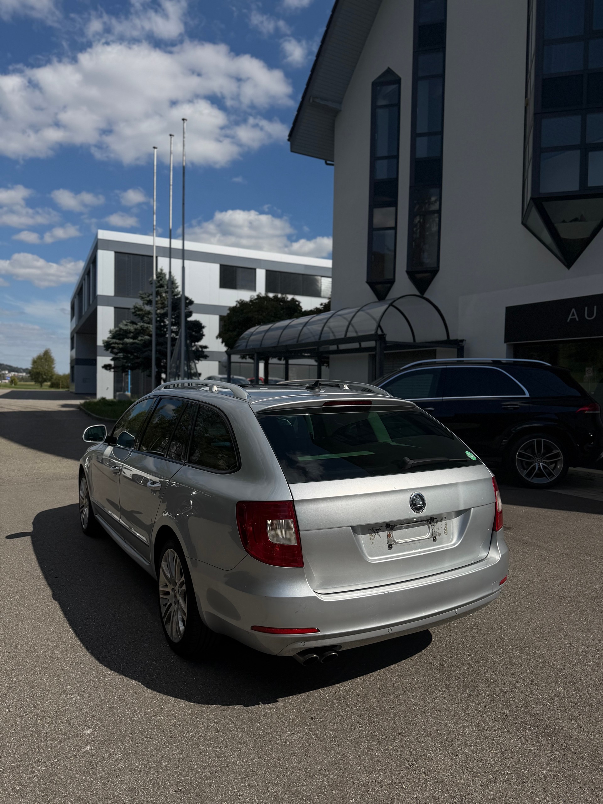 SKODA Superb Combi 2.0 TDi Ambition DSG-image-4