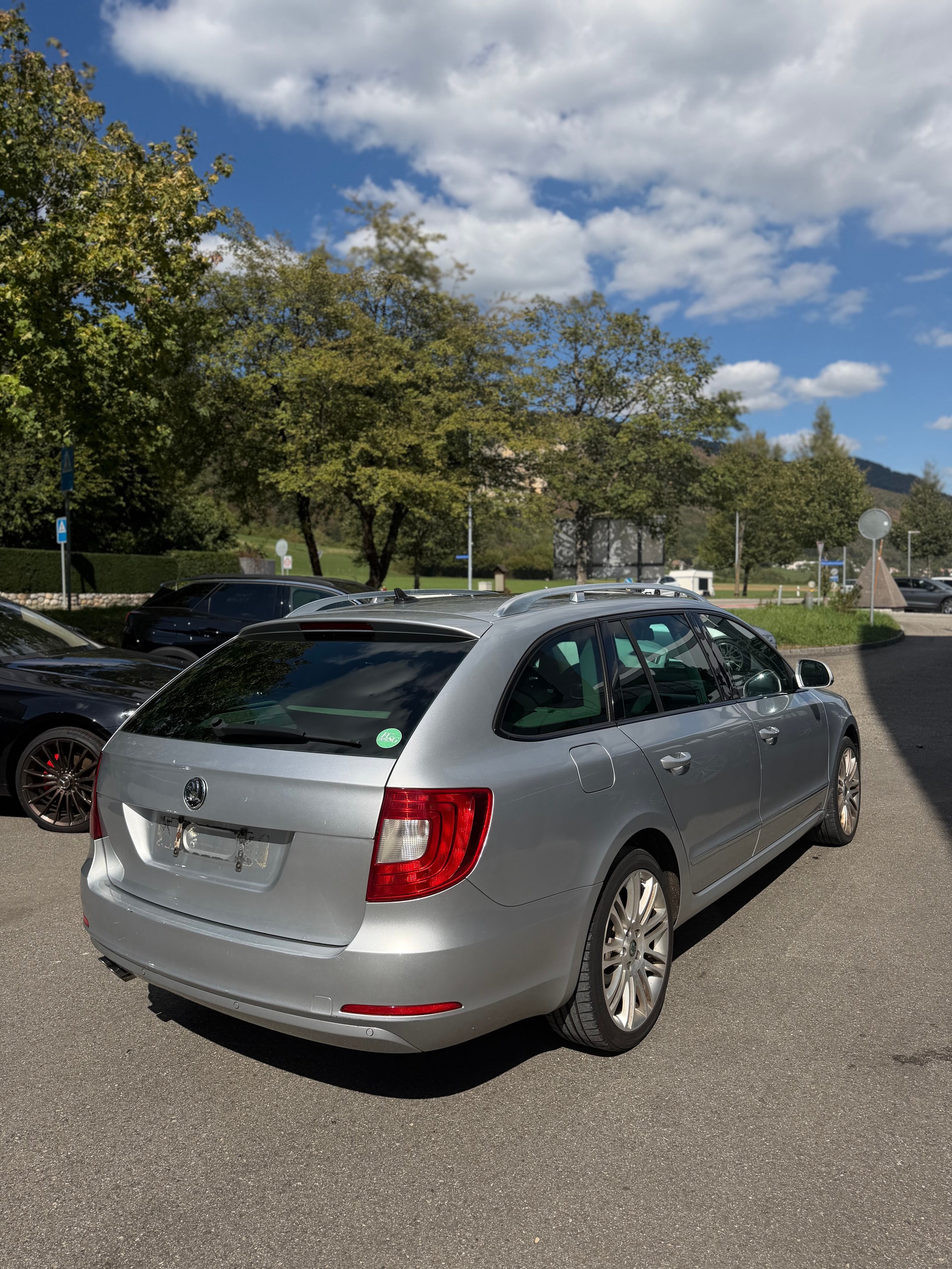SKODA Superb Combi 2.0 TDi Ambition DSG-image-2