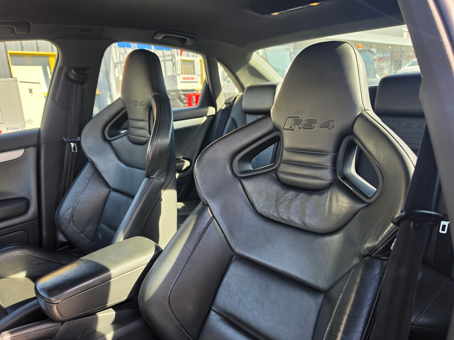 AUDI RS4 Limousine 4.2 V8 quattro-image-4