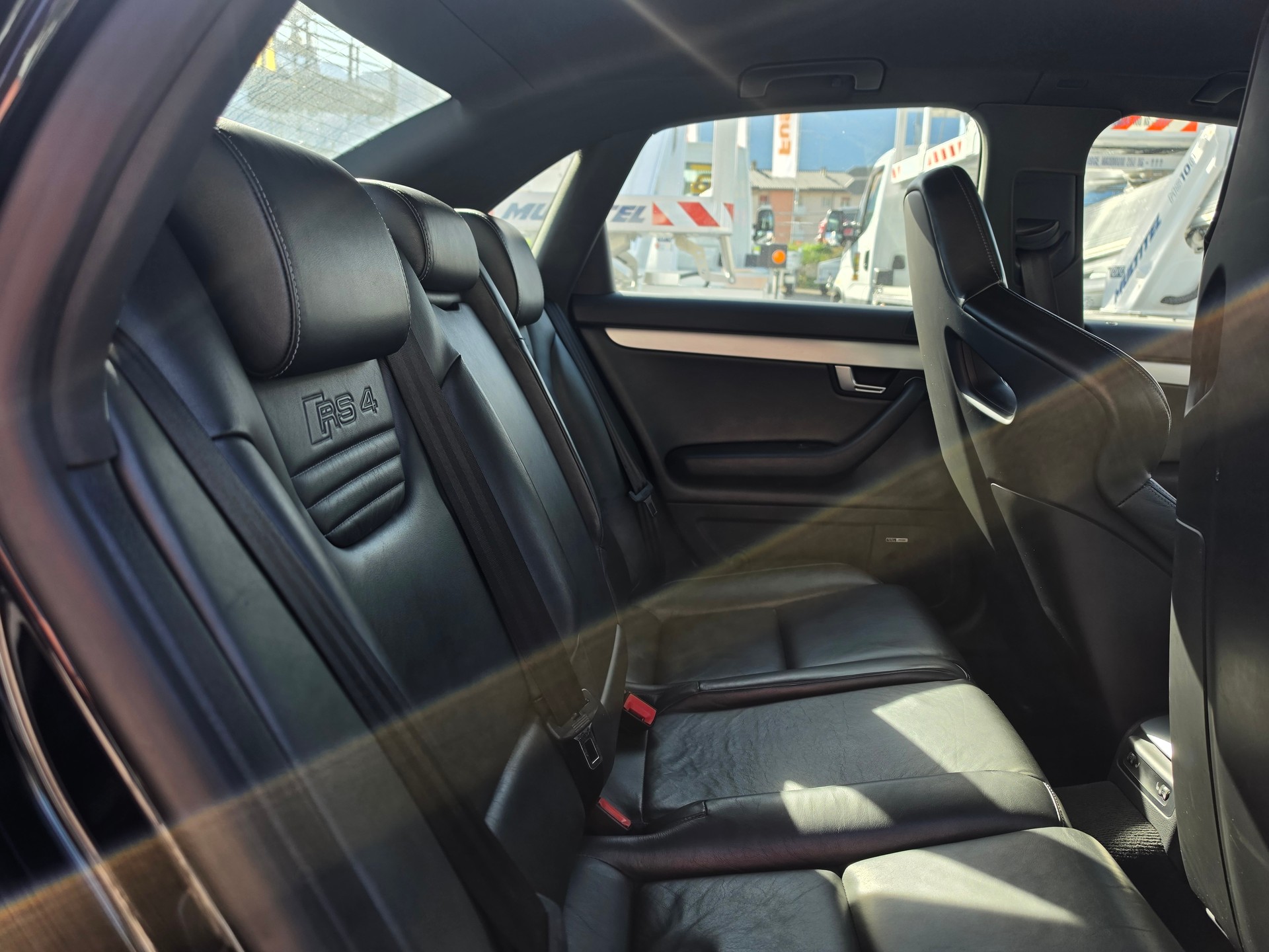 AUDI RS4 Limousine 4.2 V8 quattro-image-12