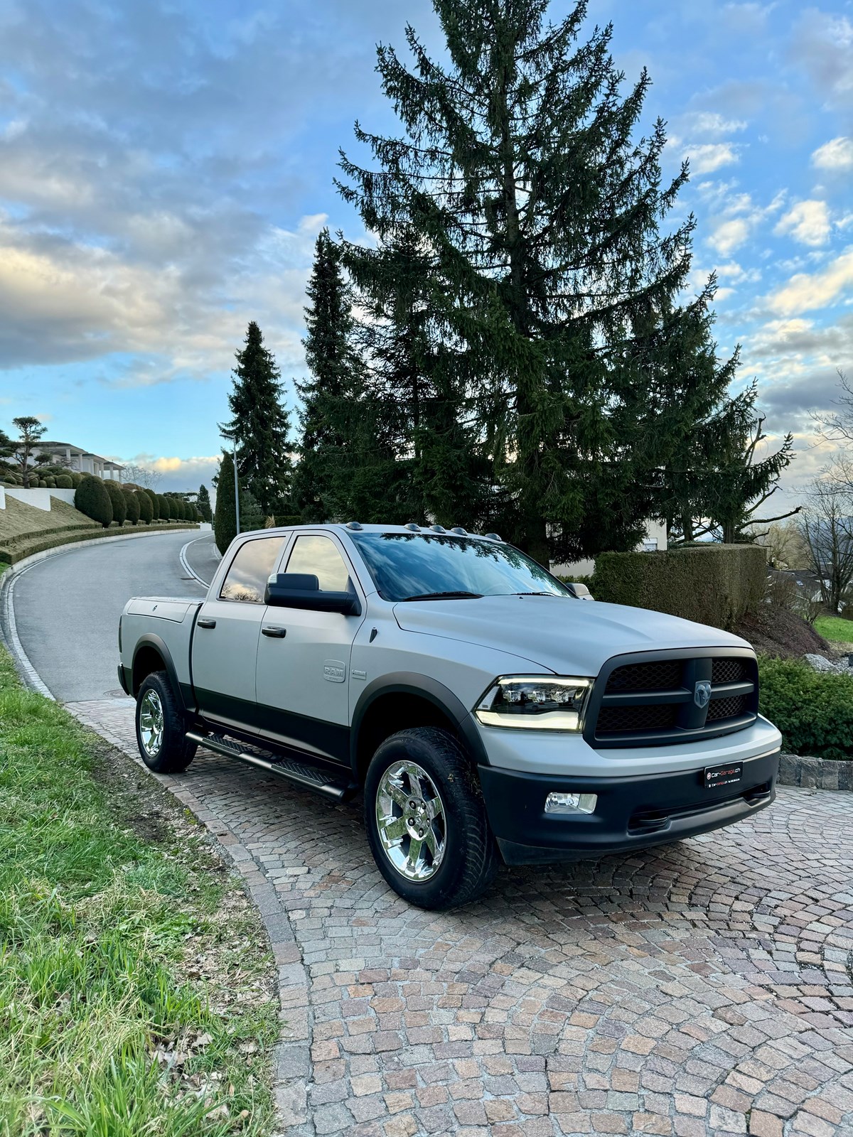 DODGE Laramie Crew Caw Longhorn-image-1