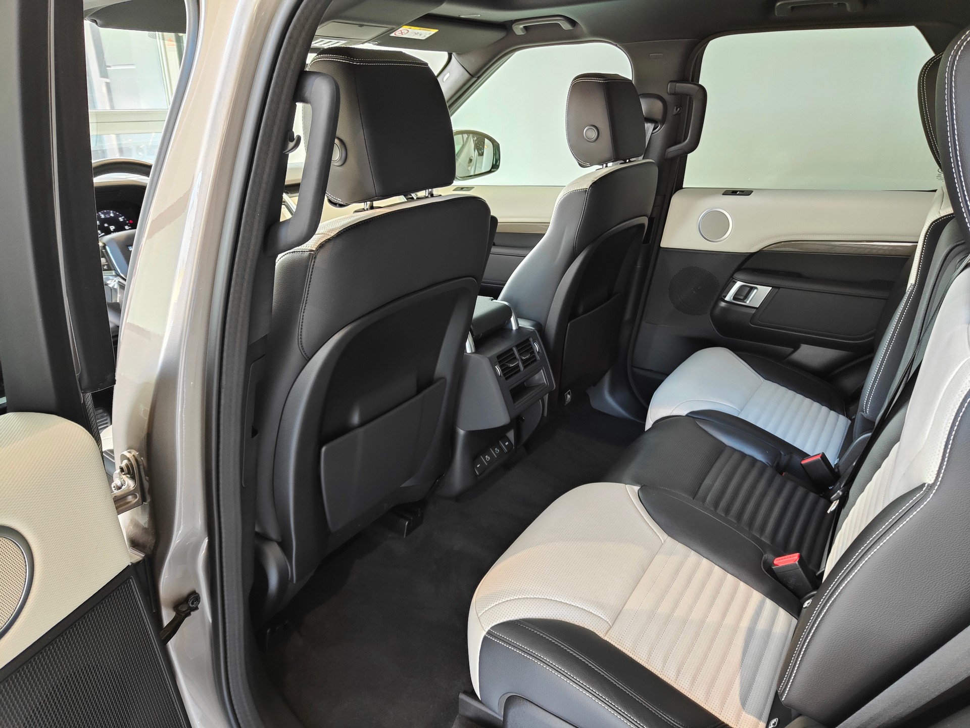 LAND ROVER Discovery 3.0 i6 360 R-Dynamic S AWD Automatic-image-5