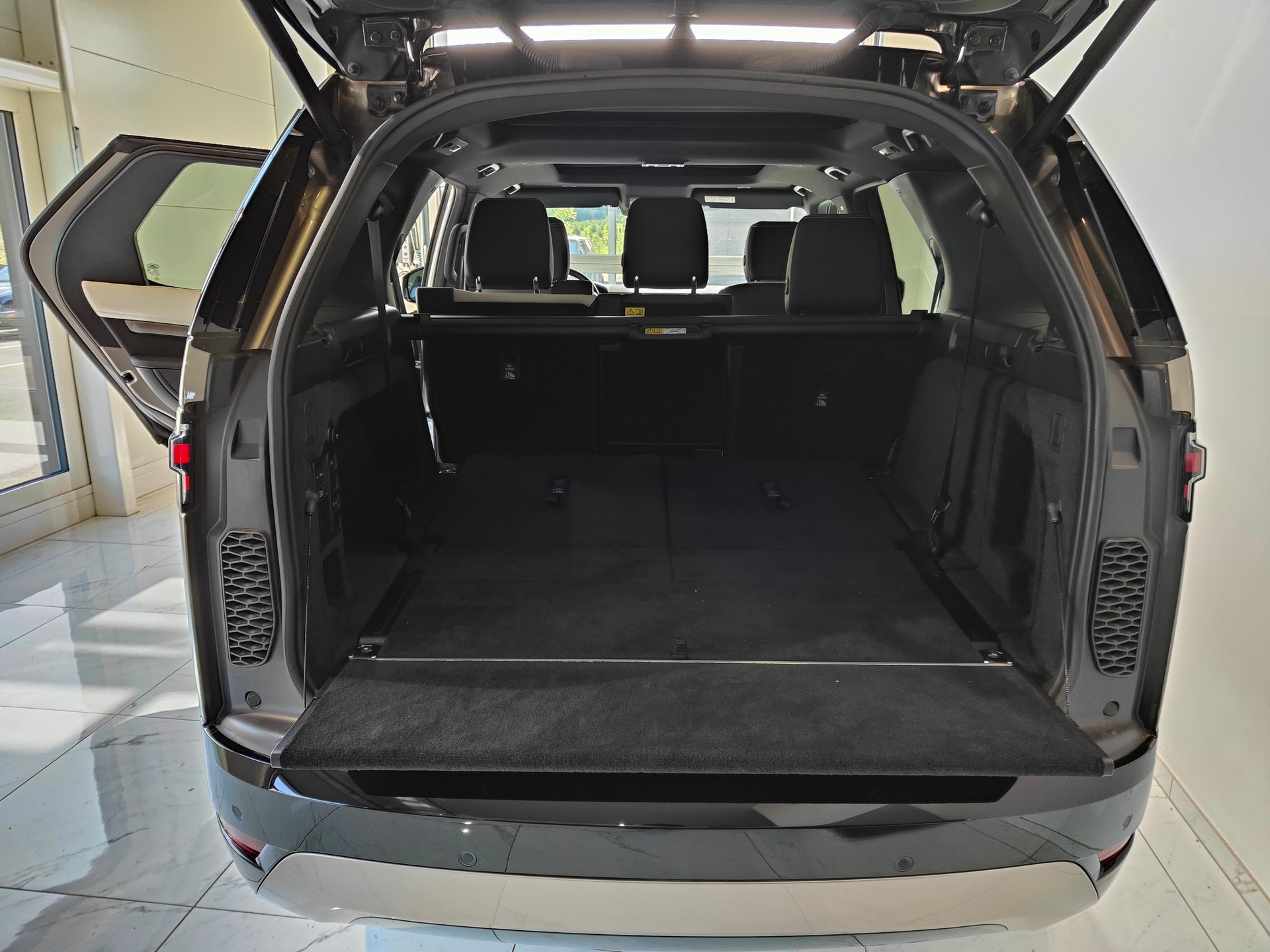 LAND ROVER Discovery 3.0 i6 360 R-Dynamic S AWD Automatic-image-8