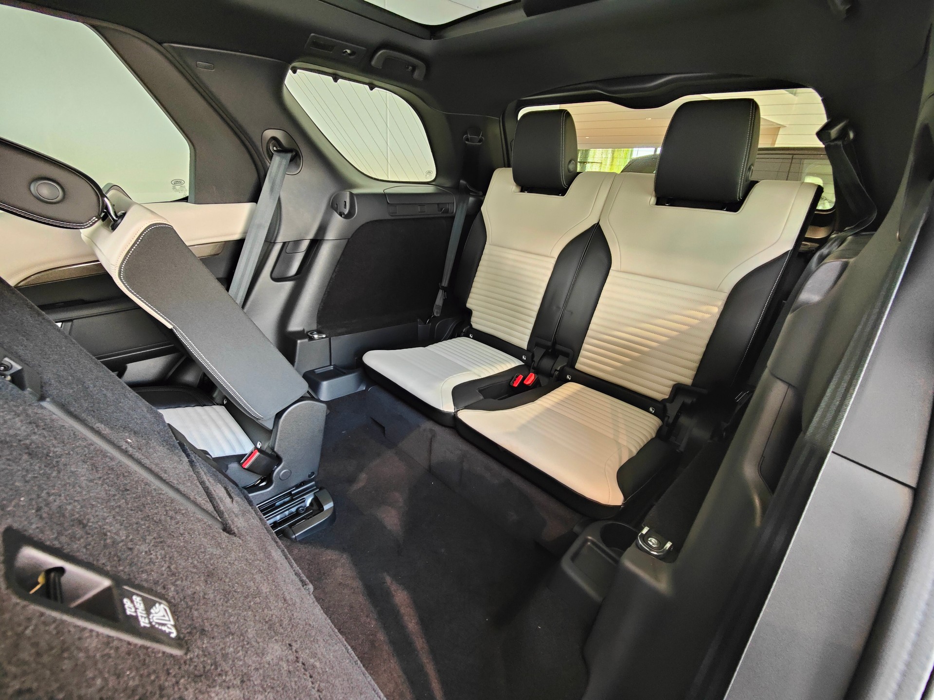 LAND ROVER Discovery 3.0 i6 360 R-Dynamic S AWD Automatic-image-7