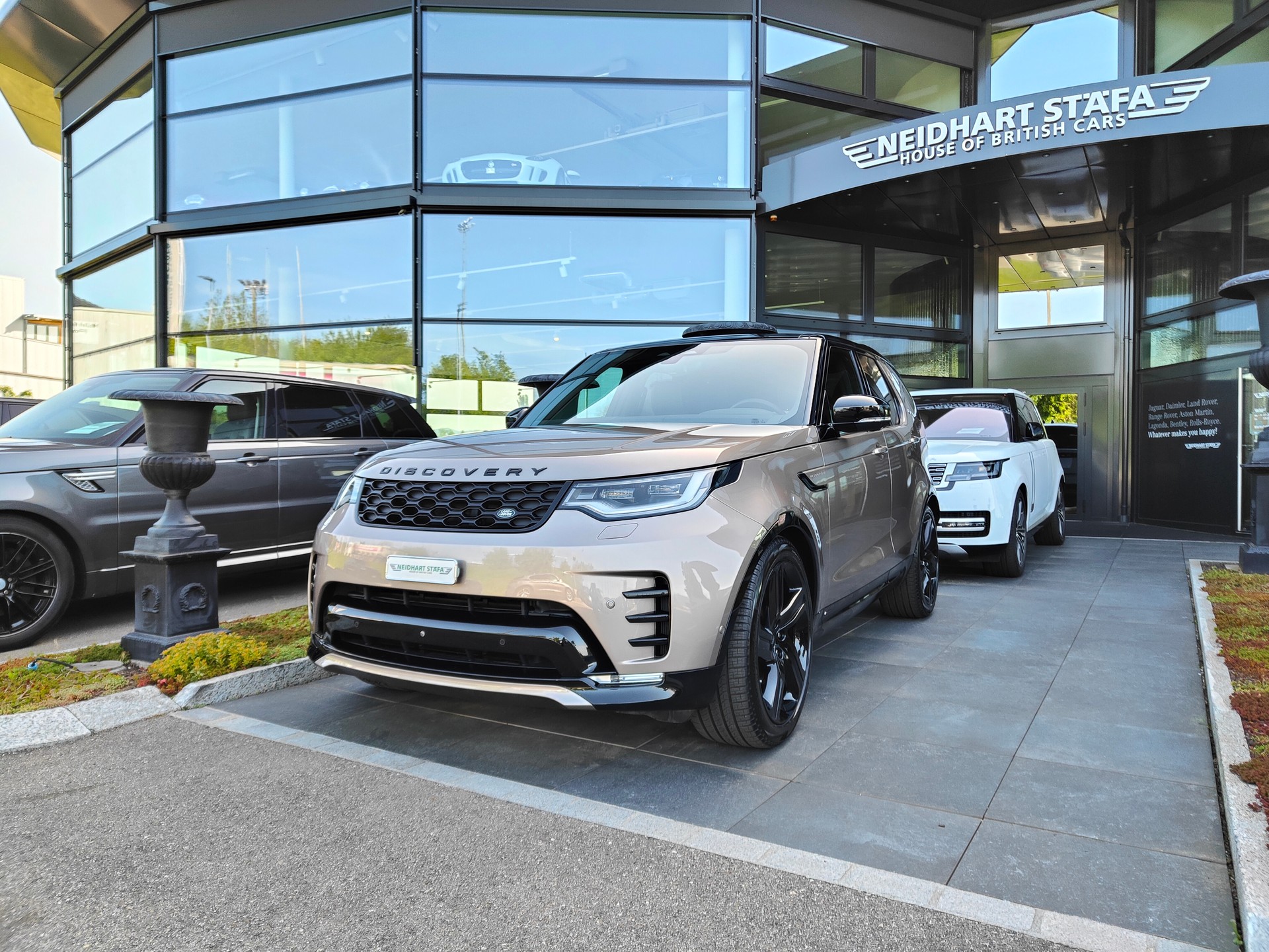 LAND ROVER Discovery 3.0 i6 360 R-Dynamic S AWD Automatic-image-0