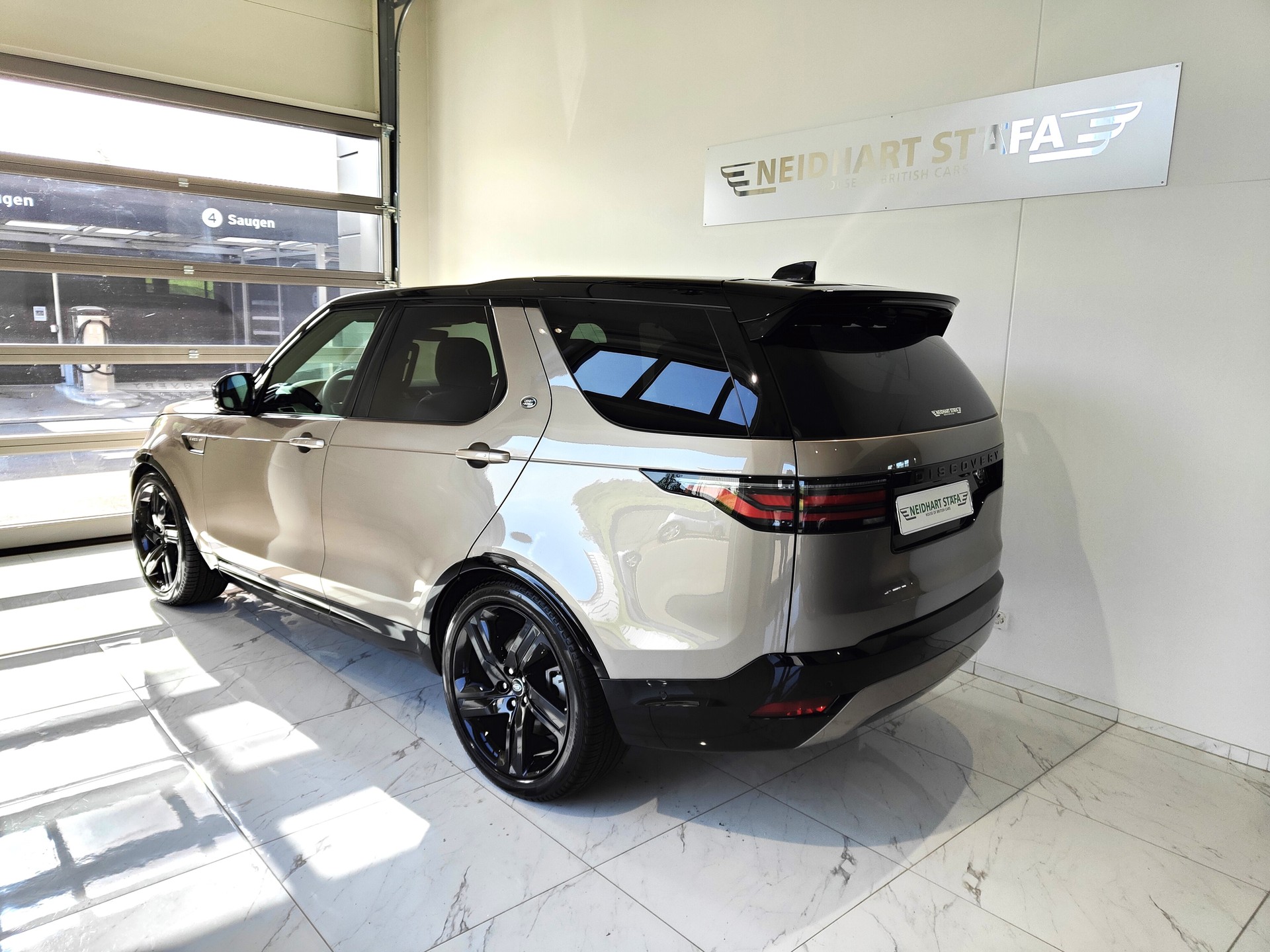LAND ROVER Discovery 3.0 i6 360 R-Dynamic S AWD Automatic-image-2