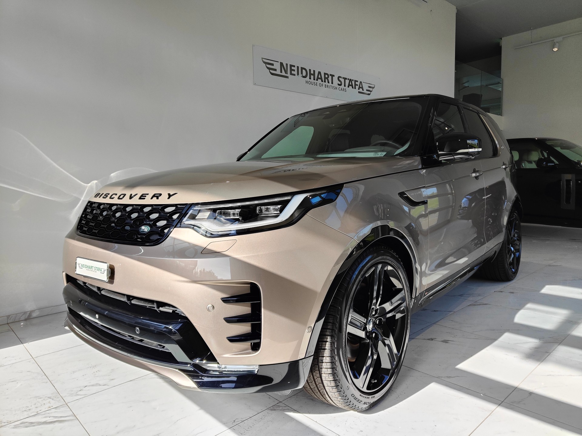 LAND ROVER Discovery 3.0 i6 360 R-Dynamic S AWD Automatic-image-1