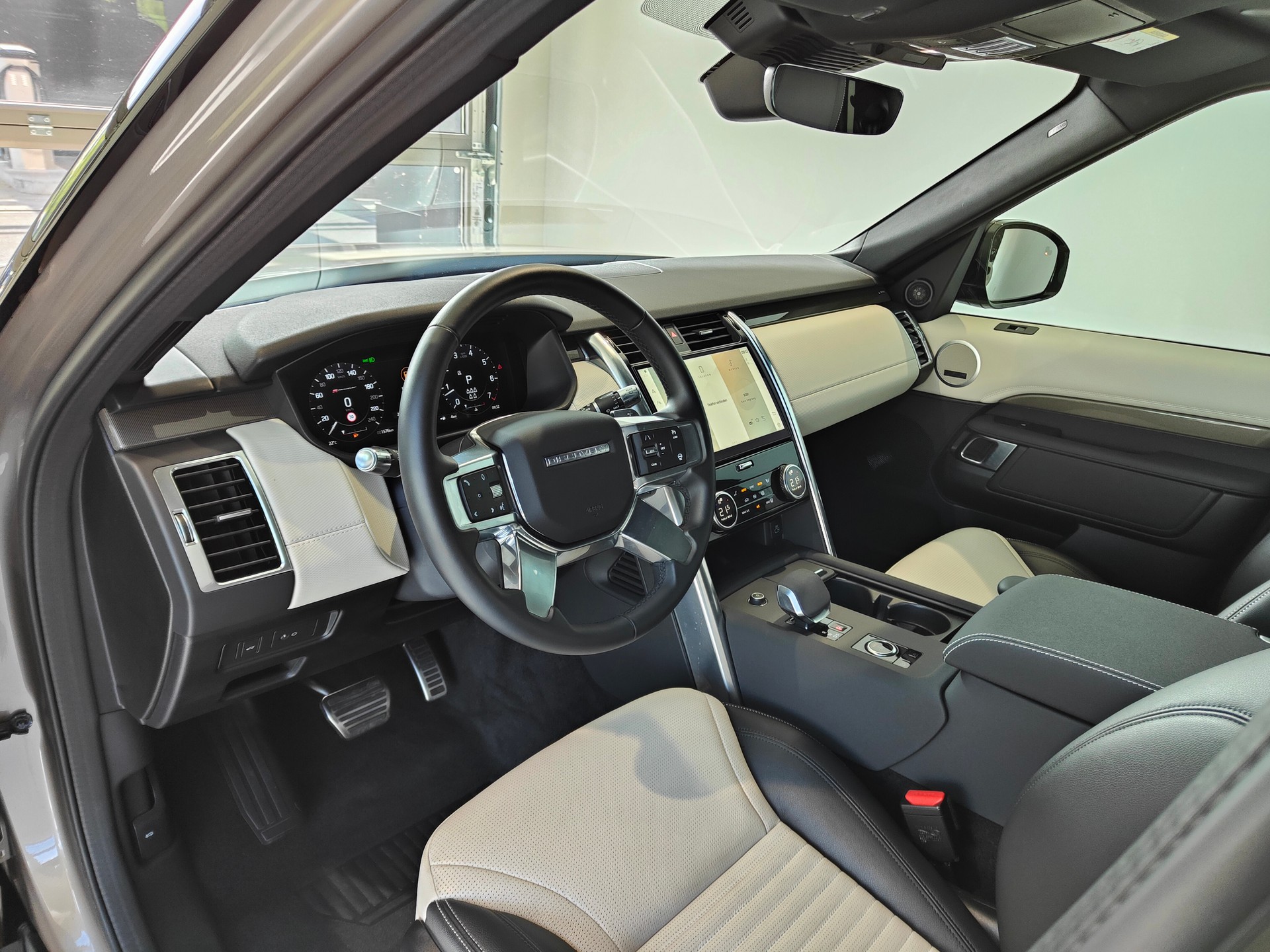 LAND ROVER Discovery 3.0 i6 360 R-Dynamic S AWD Automatic-image-3