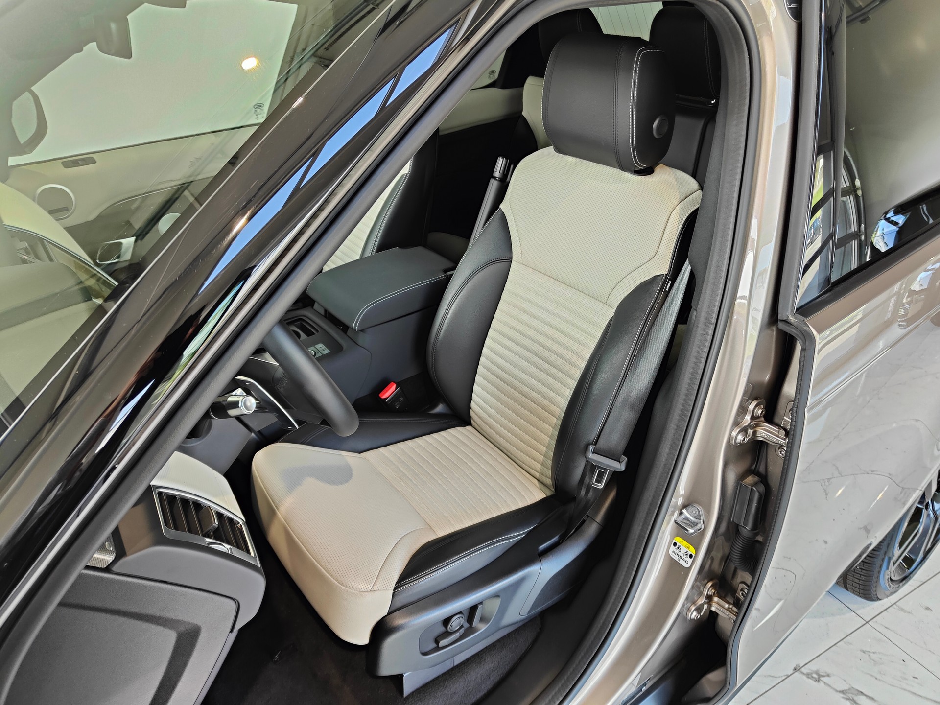 LAND ROVER Discovery 3.0 i6 360 R-Dynamic S AWD Automatic-image-4