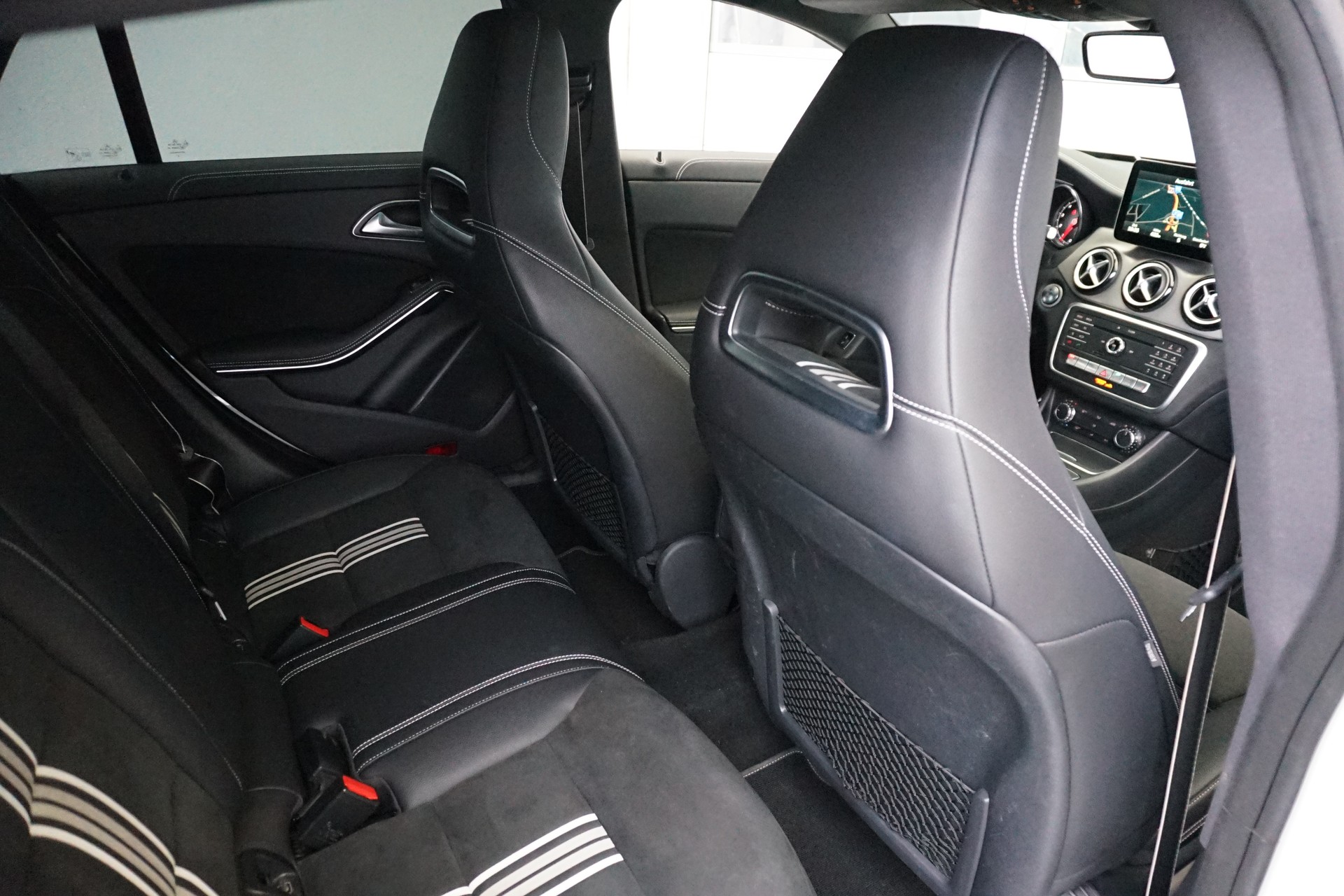 MERCEDES-BENZ CLA 200 AMG Line-image-19