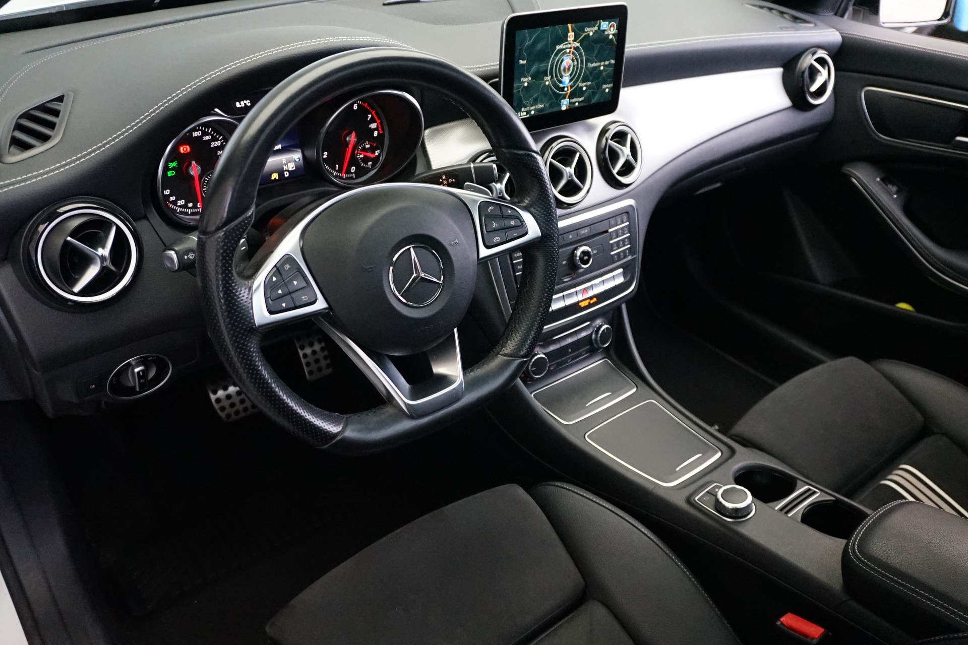 MERCEDES-BENZ CLA 200 AMG Line-image-17