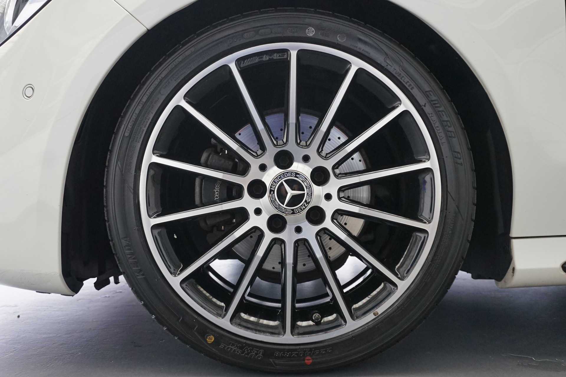 MERCEDES-BENZ CLA 200 AMG Line-image-12